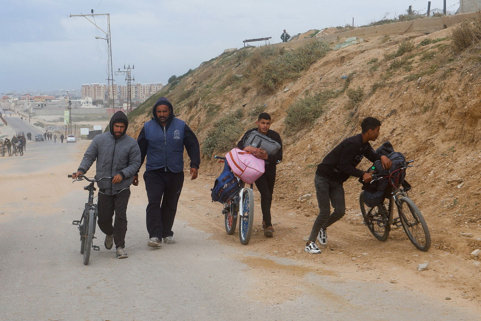 Palestinians fleeing north Gaza after Israeli troops raided Al Shifa hospital, move southward, amid the ongoing conflict between Israel and Hamas, in the central Gaza Strip March 18, 2024. 