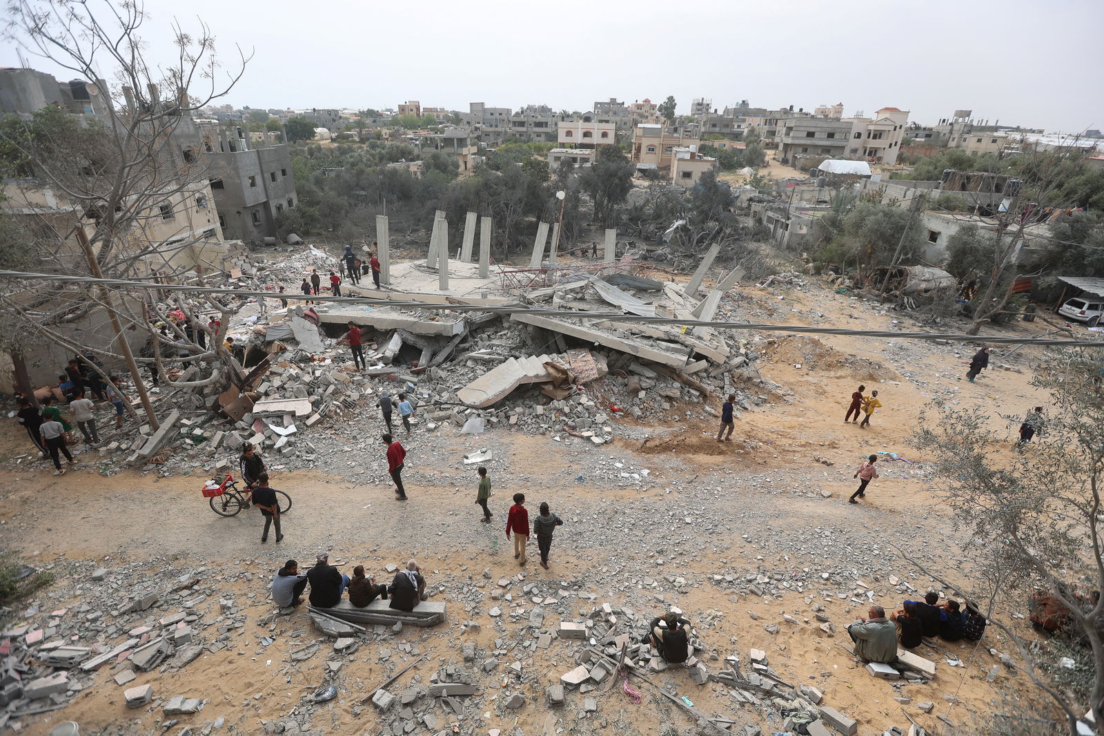Palestinians inspect the site of an Israeli strike on a house, amid the ongoing conflict between Israel and Hamas, in Khan Younis in the southern Gaza Strip March 29, 2024. 