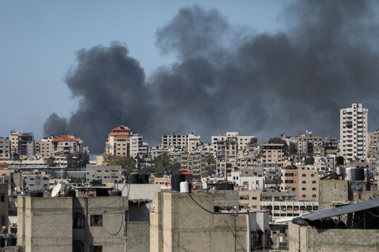 Smoke rises during an Israeli raid at Al-Shifa hospital and the area around it, amid the ongoing conflict between Israel and the Palestinian Islamist group Hamas, in Gaza City, March 20, 2024. 