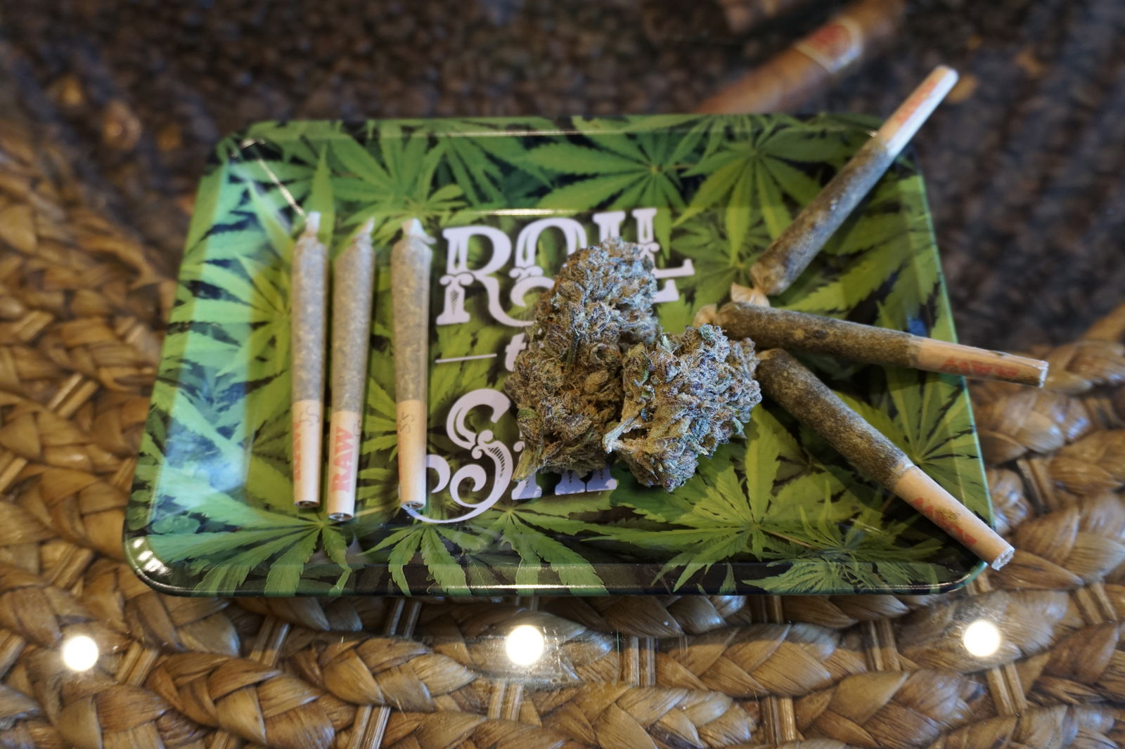 Inside their Garapan store, The Hookup offers a diverse selection of hybrid, indica, and sativa strains in various forms, including pre-rolls, Jeeter joints, and blunt-sized sprinkle joints. 