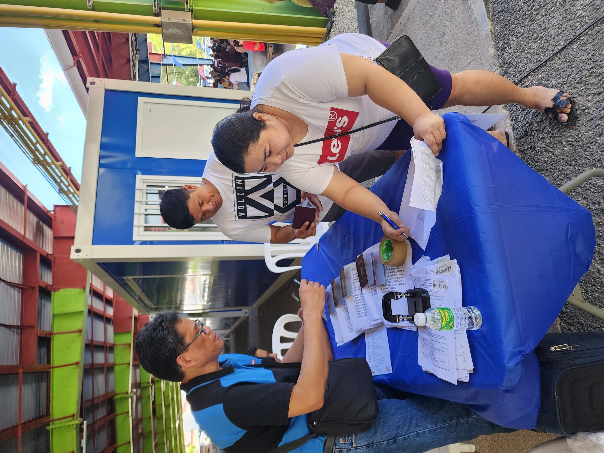 A  couple picks up their renewed Philippine passports during “Pistang Pinoy” on Sunday.