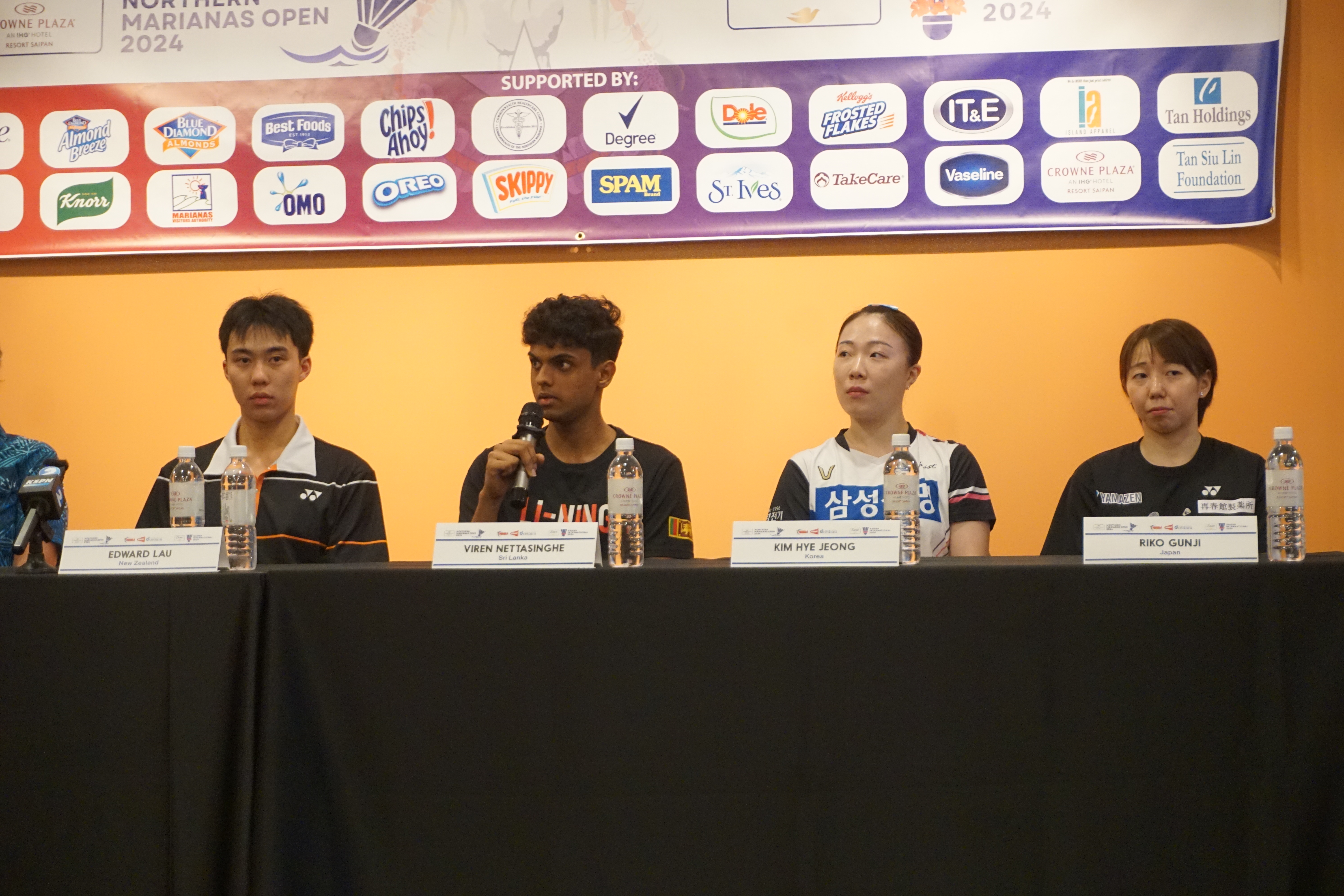 Badminton player Viren Nettasinghe of Sri Lanka, 2nd left, shares a few words.