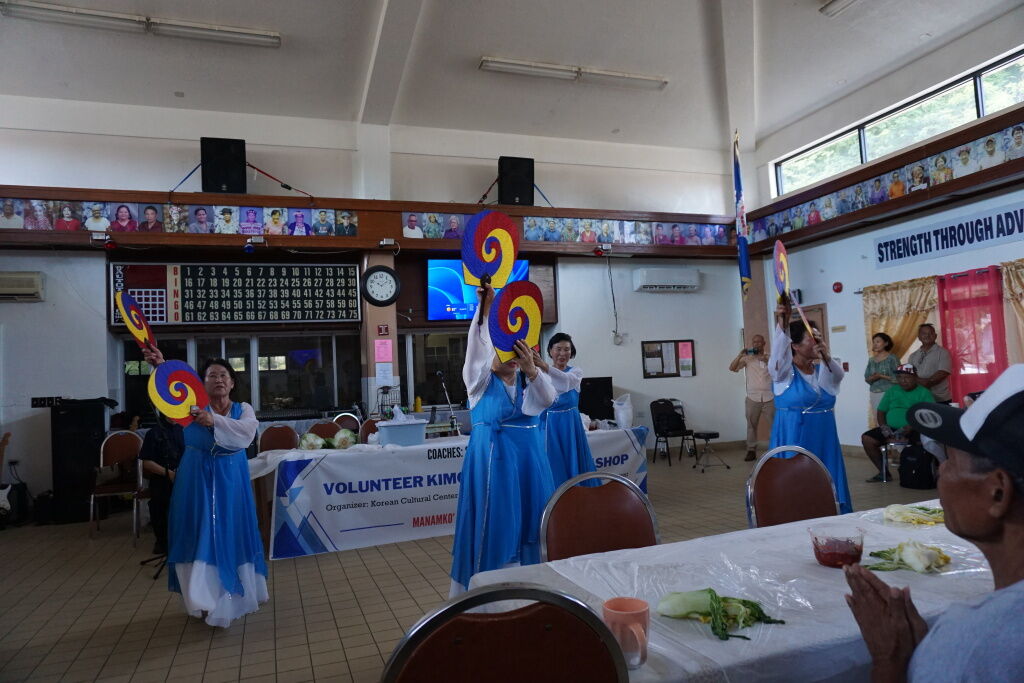 The manamko' were treated to a special Korean dance performance as well. 