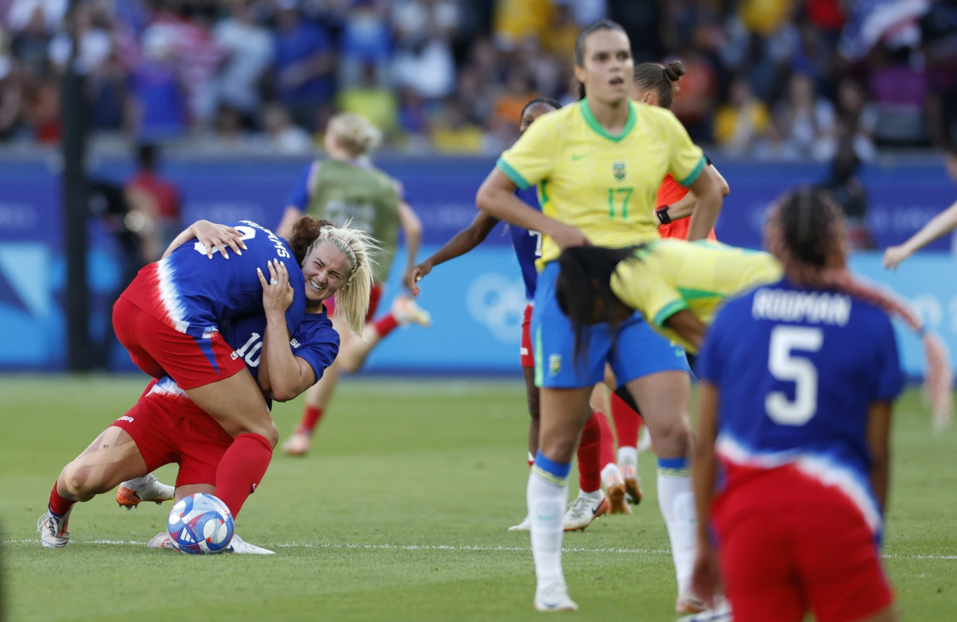 Linsdey Horan of the U.S., center, celebrates with her teammates after winning the women’s soccer gold medal match against Brazil at the Parc des Princes during the 2024 Summer Olympics, Saturday, Aug. 10, 2024 in Paris, France.