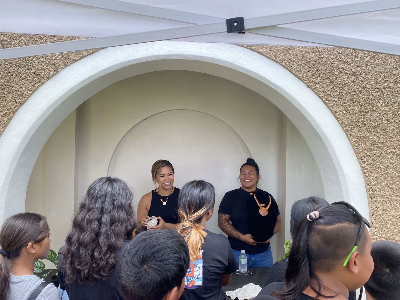 Students learn about Chamorro jewelry from Ginen i Tåsi.