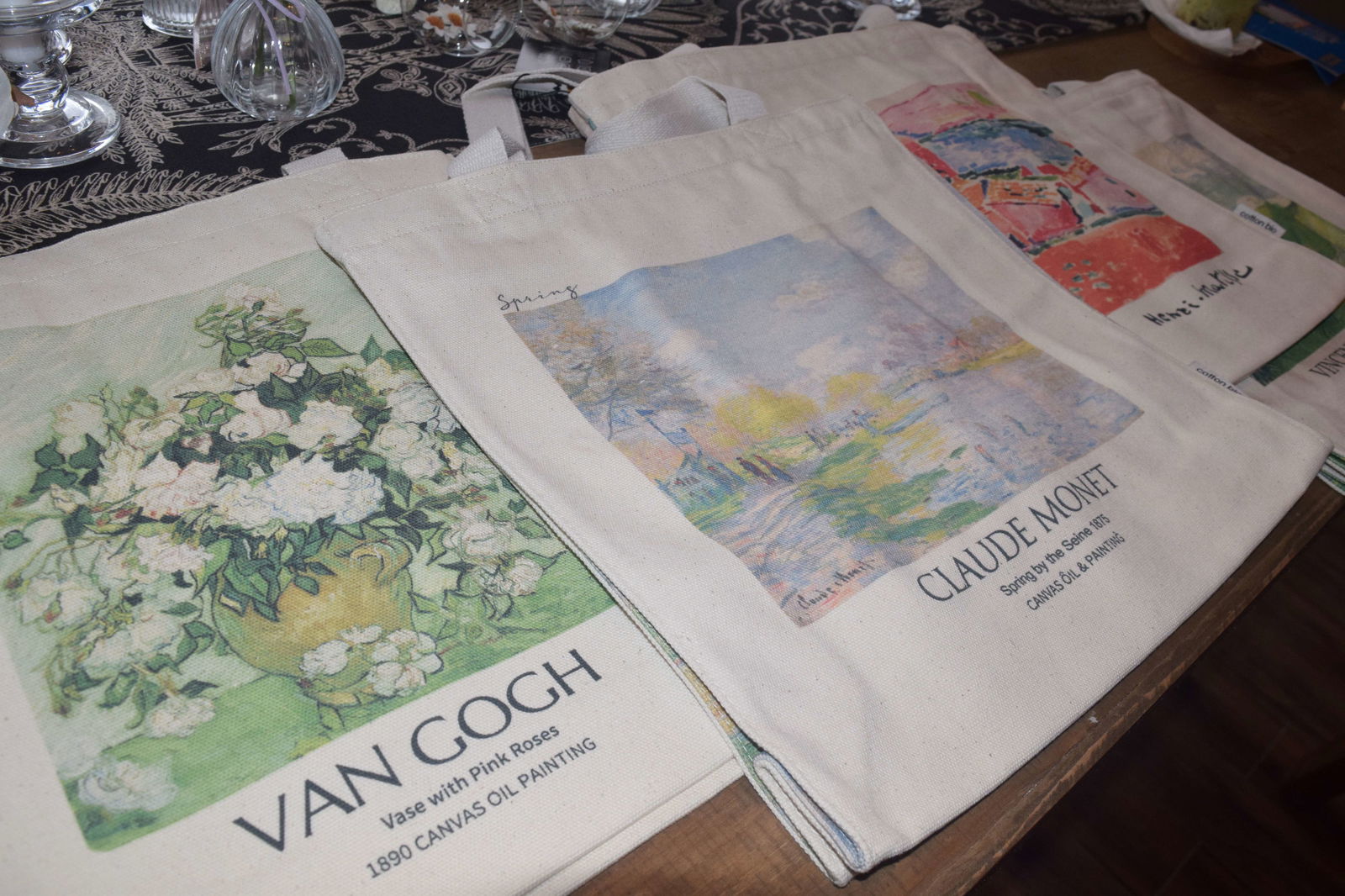 The masterpieces of Vincent Van Gogh, Claude Monet and Henri Matisse are printed on Goodies tote bags.