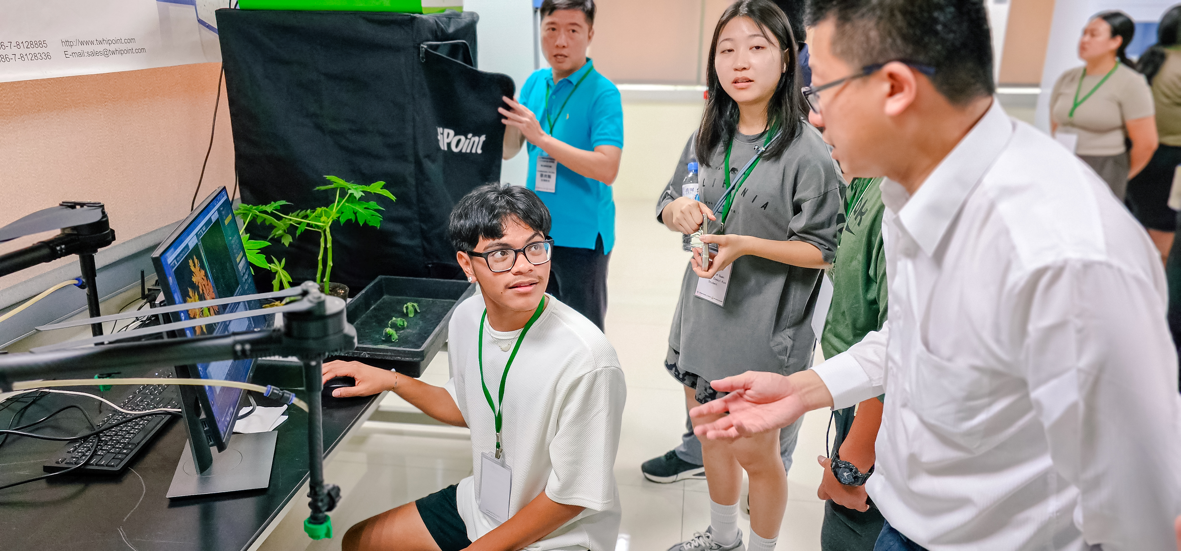 NMC student Jude Litulimar engages with Hipoint Technical Manager Hsin-Cheng Chen on how to use smart agriculture for phenotyping and image processing.