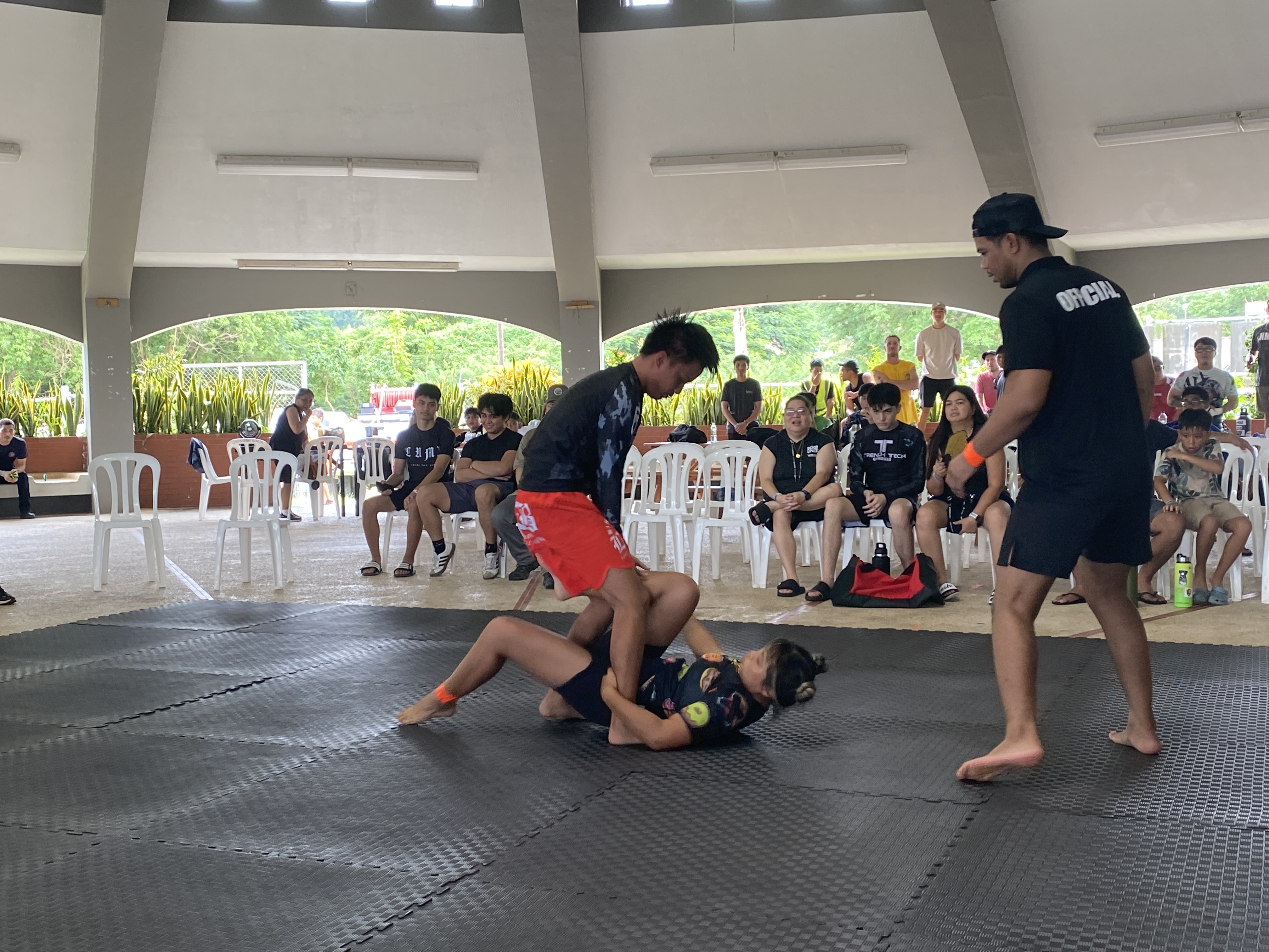 Phil Simon fights to pass Jess Ma's guard.