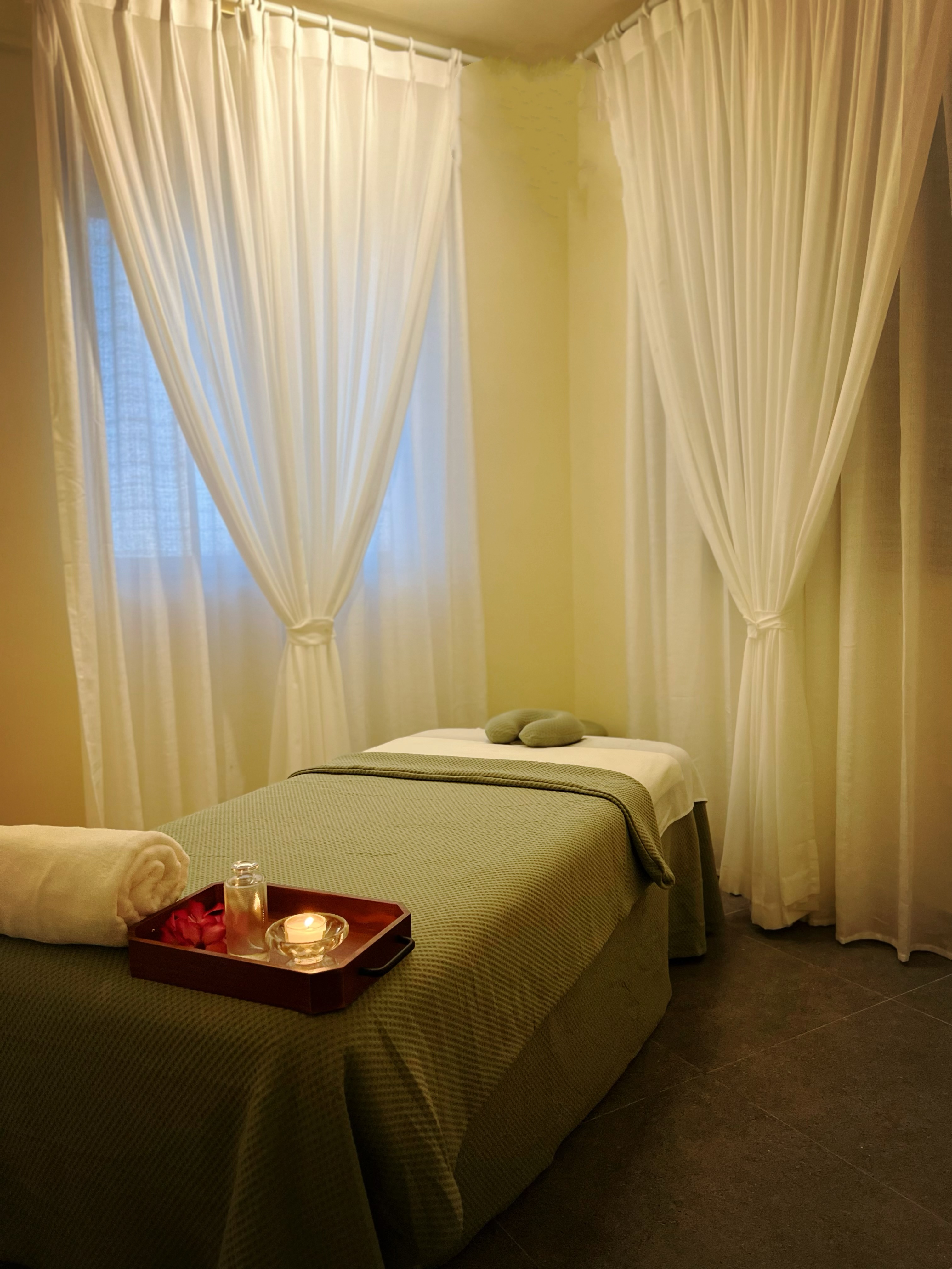 Healing Stone Spa, which has been operating since 2009, is located along Puti Tainobiu Street in Garapan, and is located west of Himawari. It is open everyday from 11 a.m. to 11 p.m.