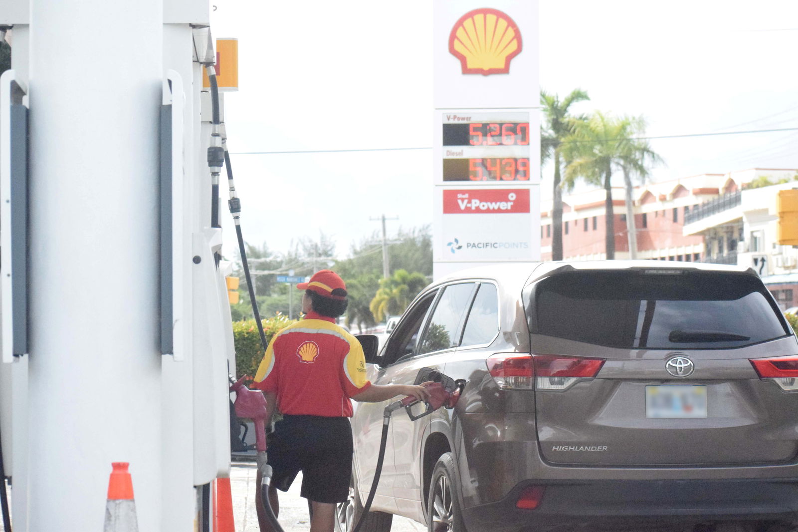 A gas attendant fills the tank of a customer’s vehicle at Shell Dandan on Wednesday.