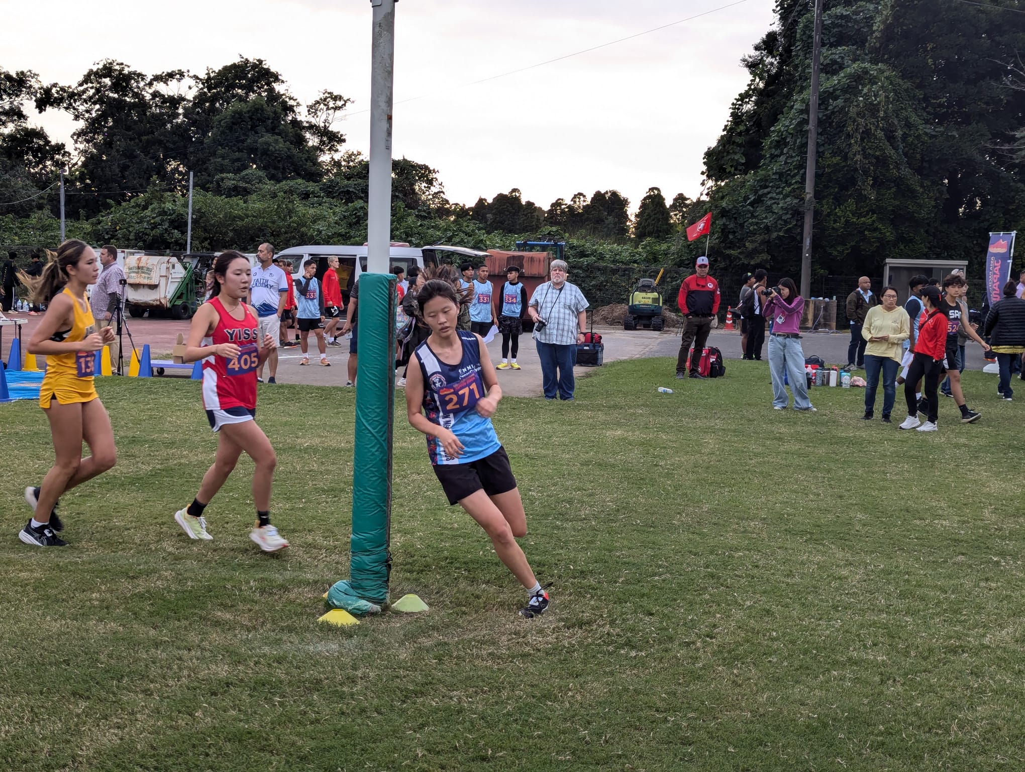 Mary Zhu rounds the switchback.