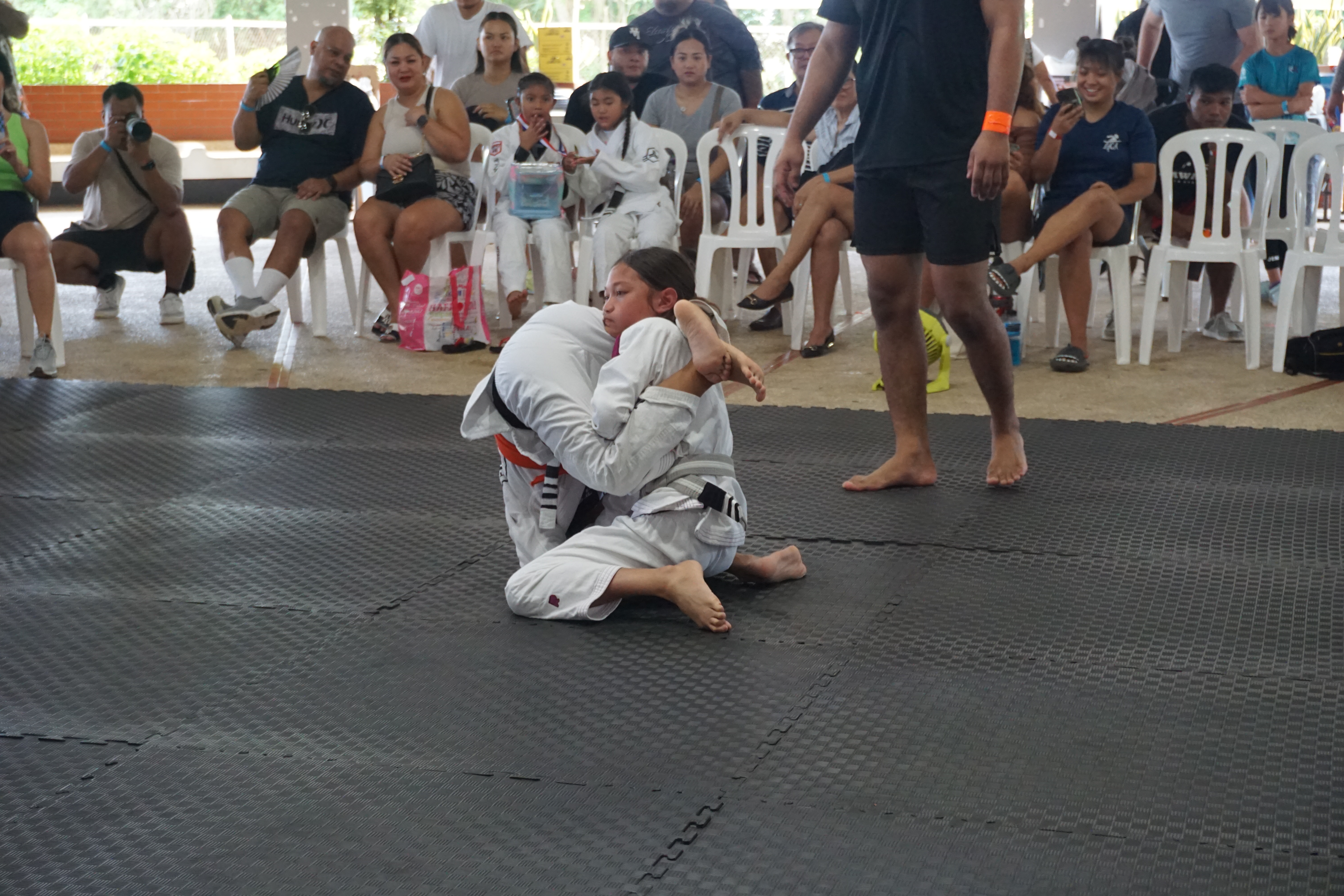 Deighton Muna searches for the arm lock in his match against Reiden Travilla.​