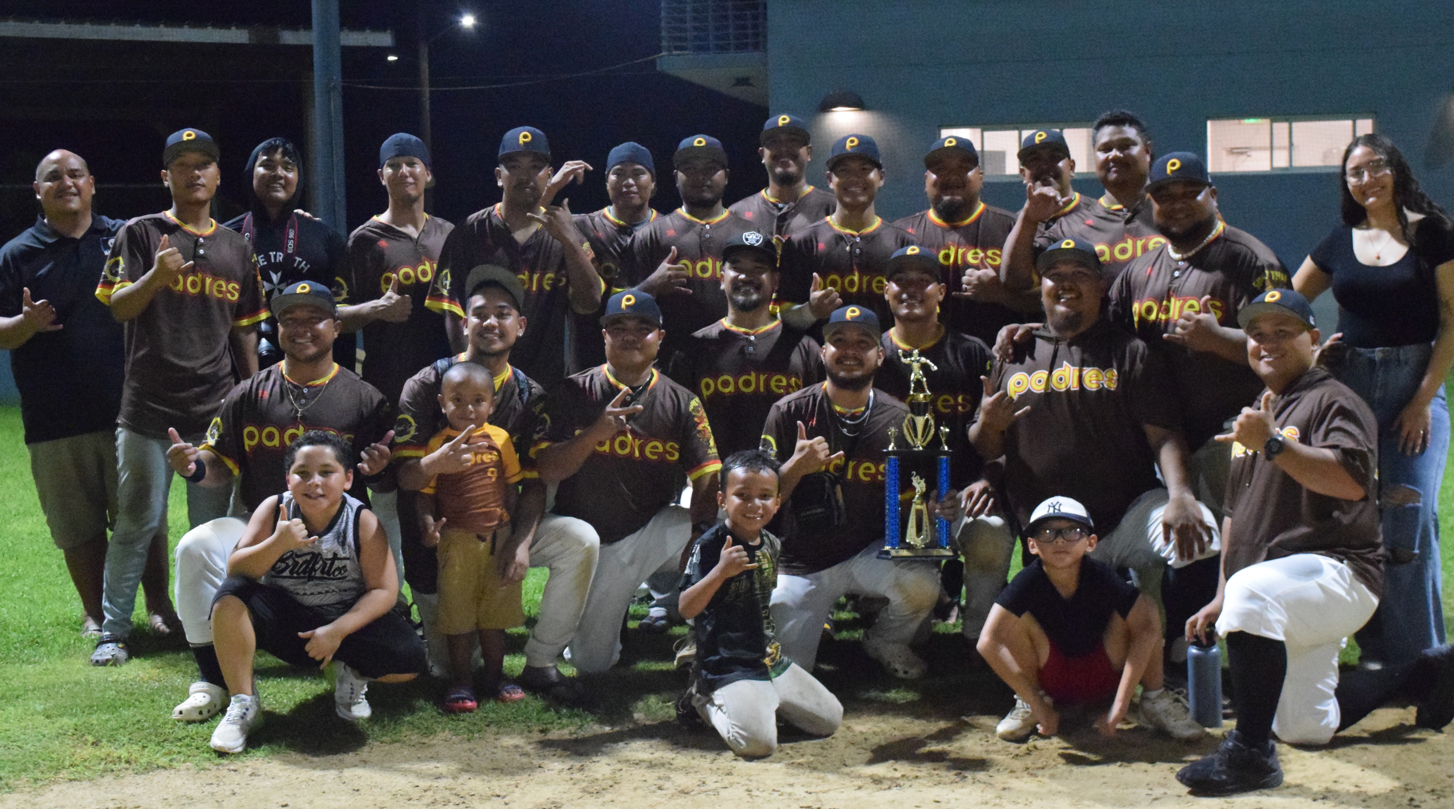 The 2024 Tan Holdings SBL runners-up, the Padres, and their family members, pose for a photo.