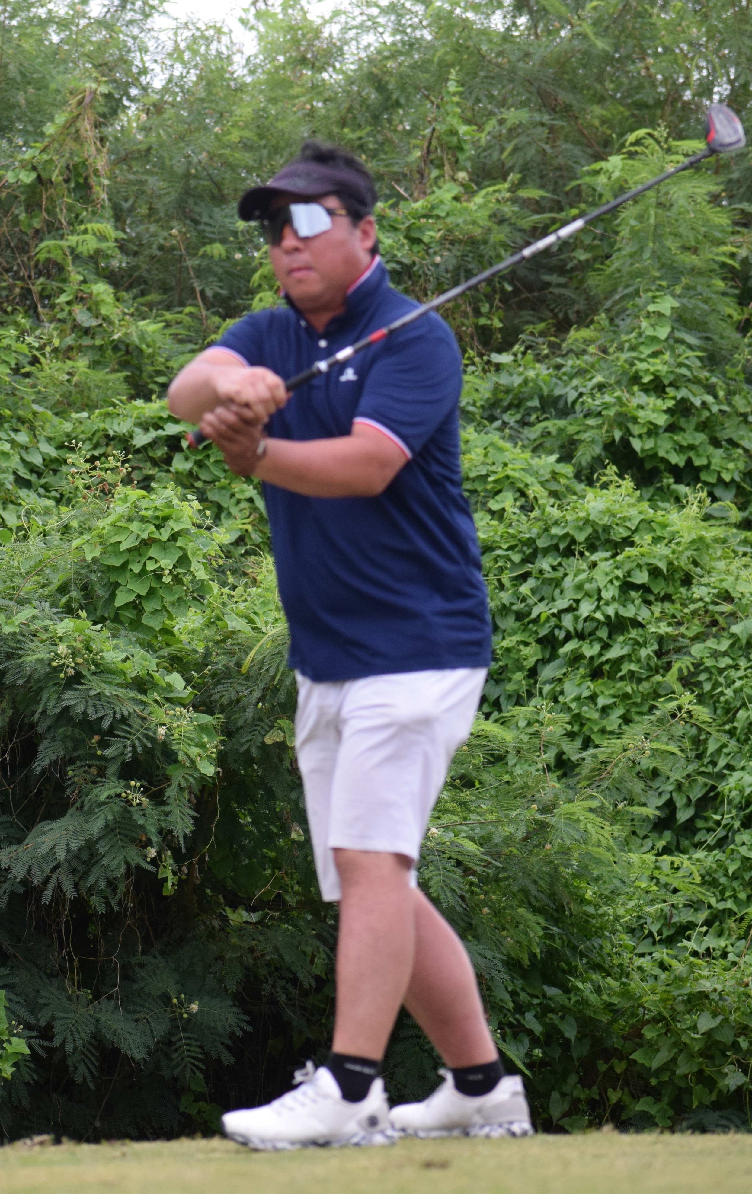 Seung-Ick Lee, who won the Accurate Driver Award, fires a tee shot.