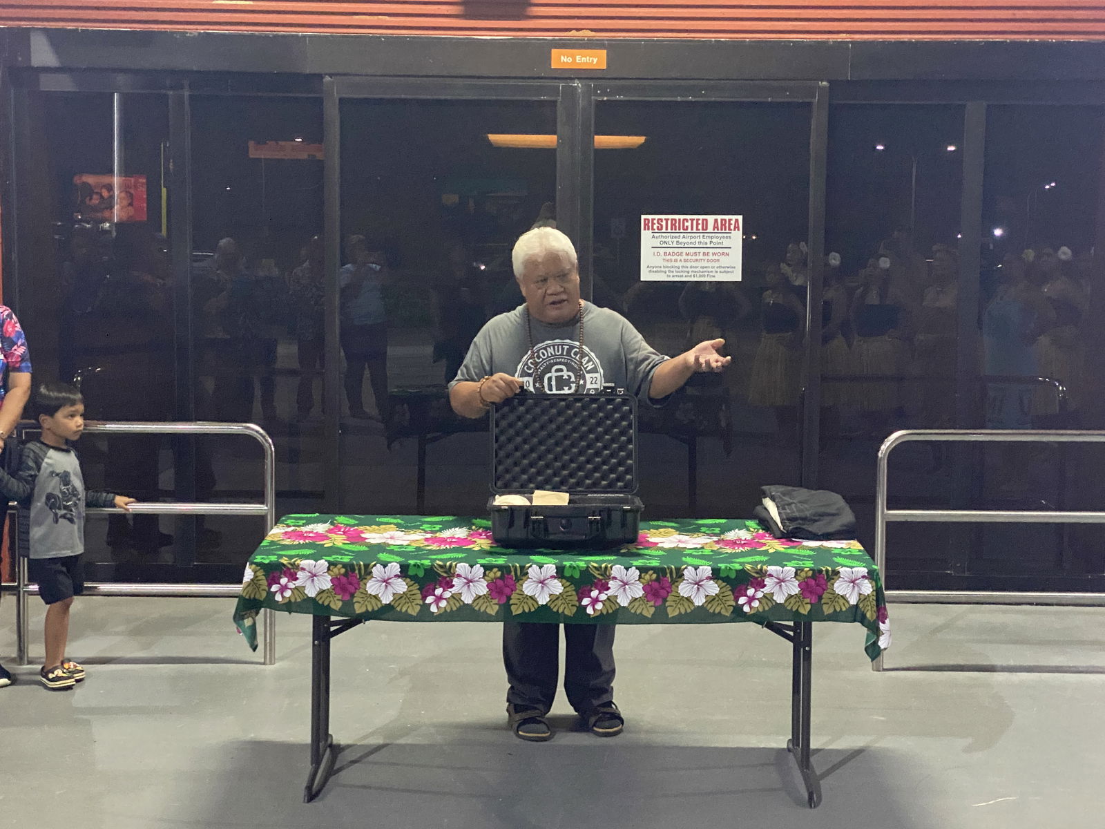 Yo'amte/Suruhuanu Donald Mendiola chants over the ancestral remains.