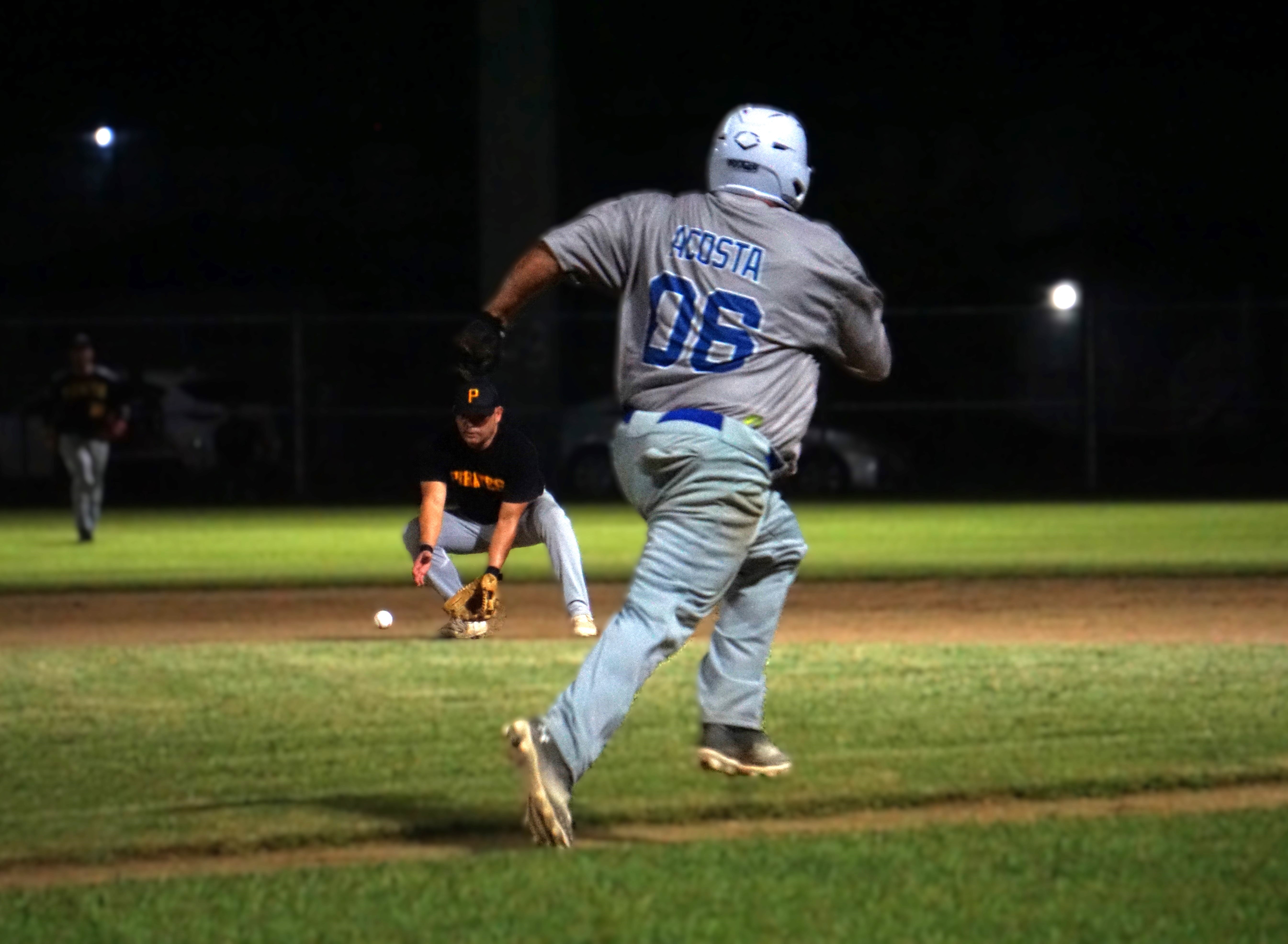 The Pirates’ first baseman, Jerry Guerrero, secures the grounder as the Dodgers’ John Acosta races to first base during an opening game of the 2024 SBL Masters League at the Francisco “Tan Ko” Palacios Baseball Field.