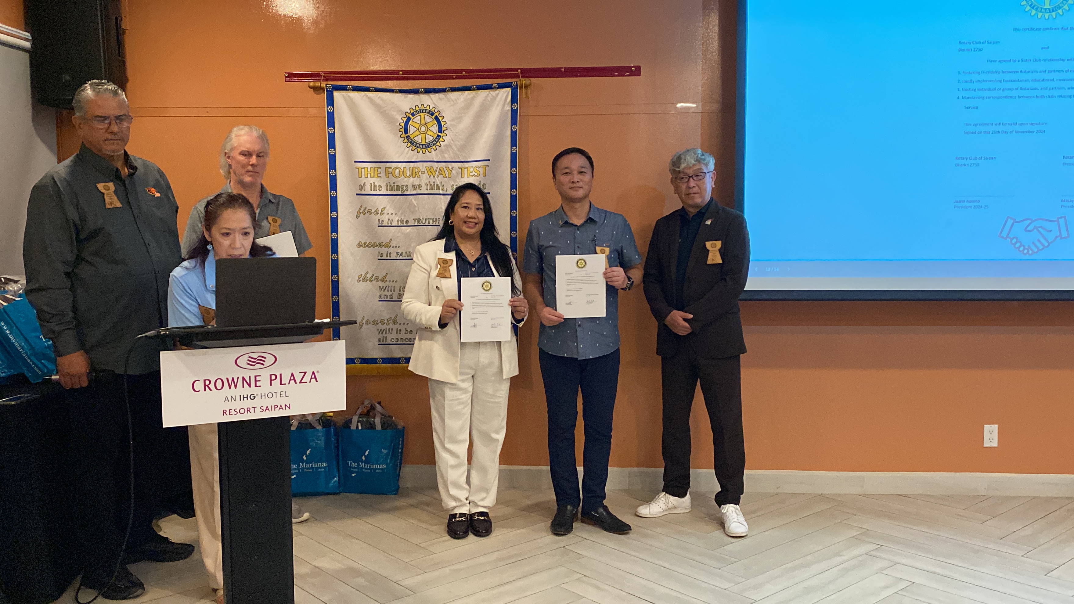  Rotary Club of Saipan President Joann Aquino, 3rd right and Tokyo Hachioji South Rotary Club President Masayuki Wakimoto, 2nd right, hold copies of the sister-club agreement.