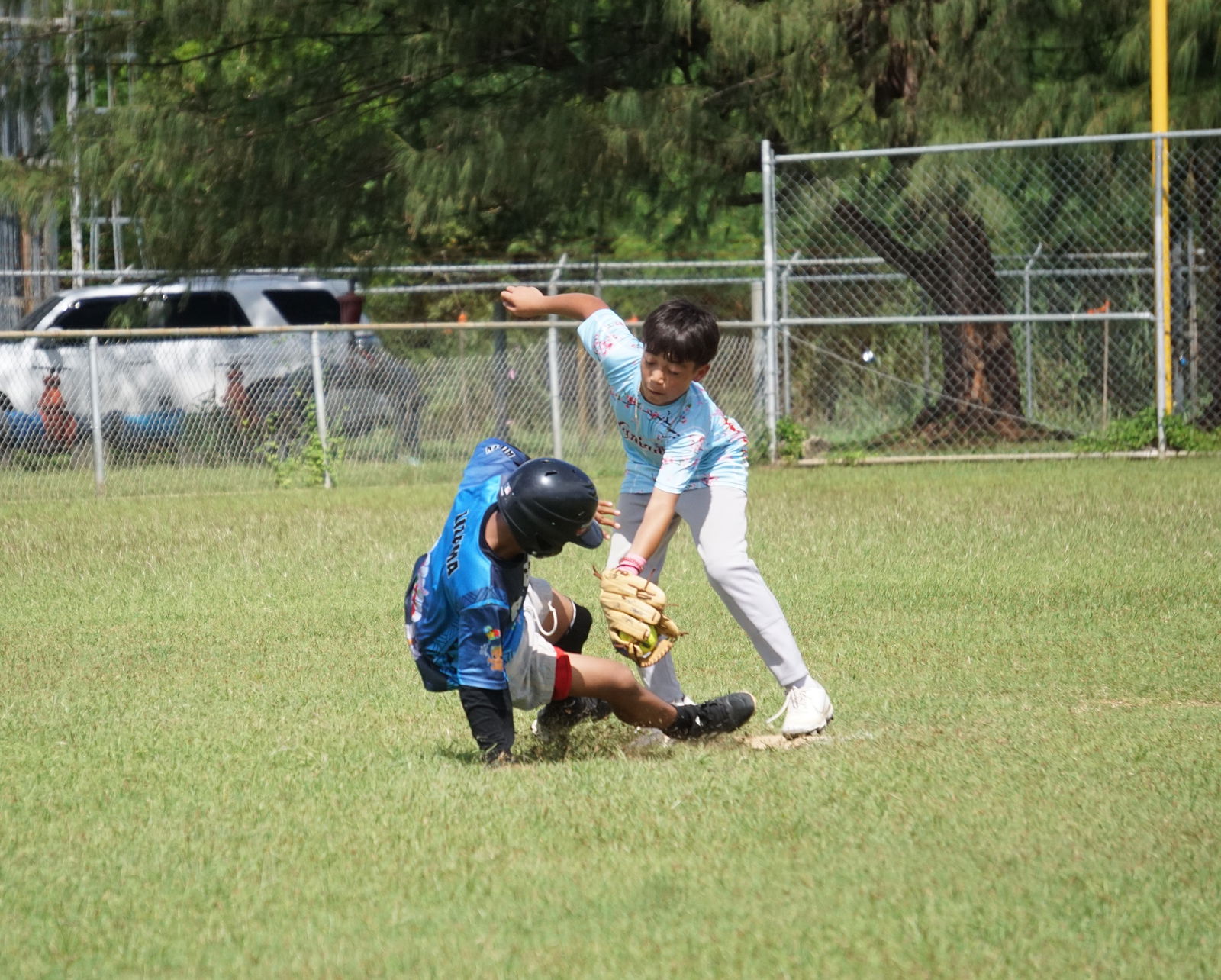 Hopwood second baseman Joshua Lizama picks off a runner during an opening game against Francisco M. Sablan Middle School in the boys middle school division of the PSS-SBL Interscholastic Fastpitch Softball League SY24-25 at the Dandan softball field on Saturday.