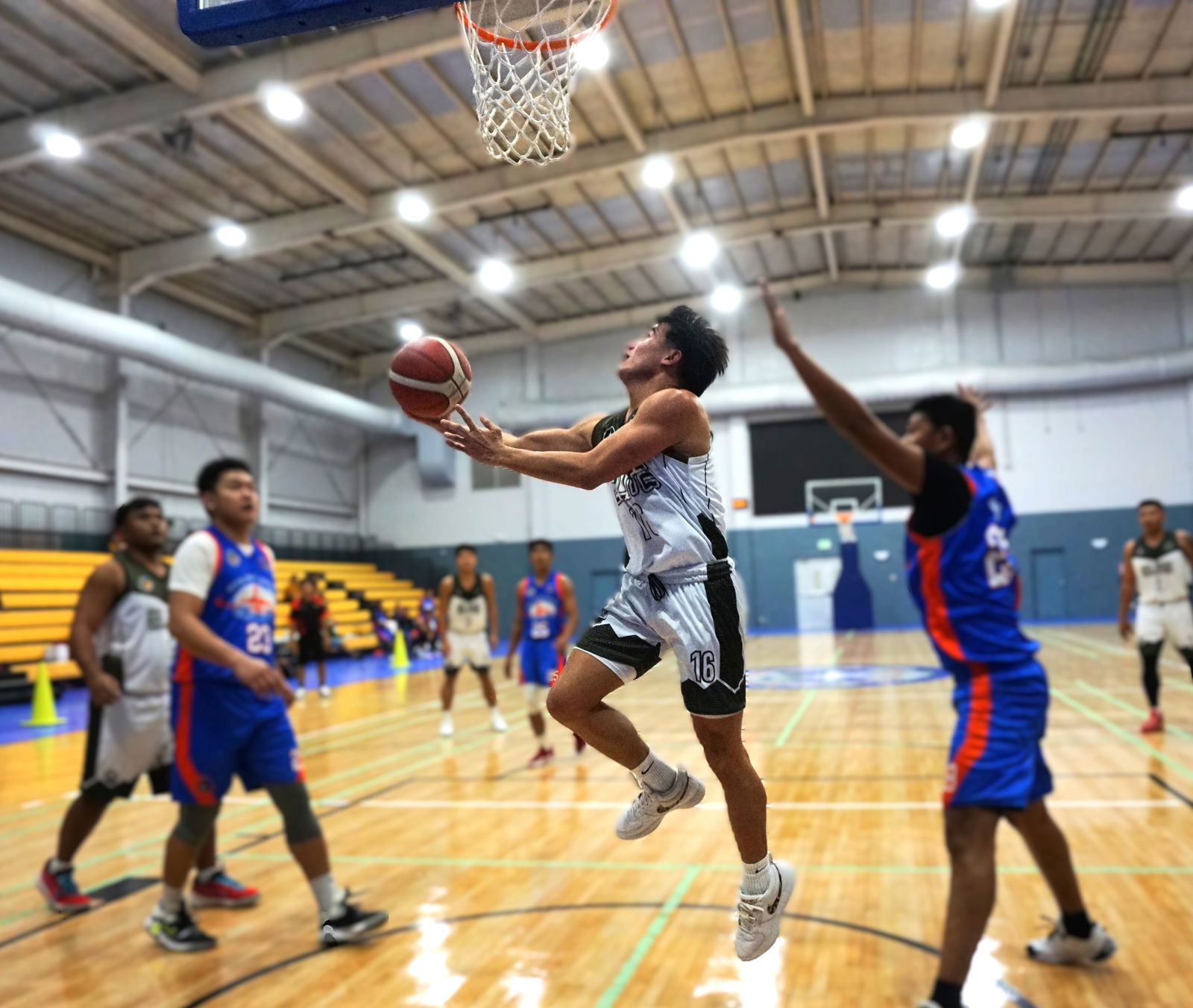 Elite’s Su Diwa extends for the reverse layup against Royal Pacific/Islander Rent A Car during a semifinal game of the 2nd Saipan Magalahi Eagles Club-Saipan MagaHaga Lady Eagles Group Basketball Tournament at the Ada gym on Saturday.