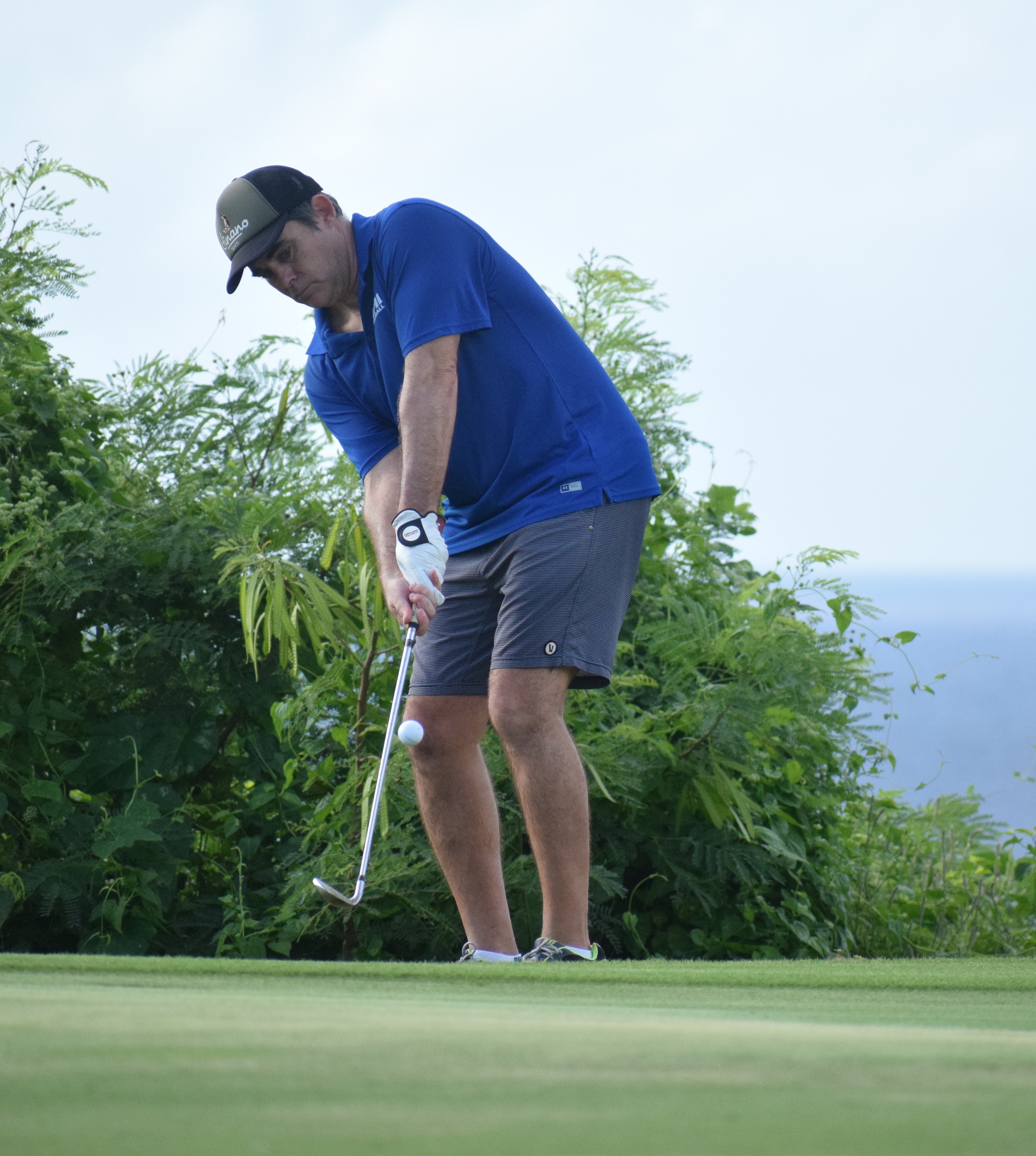 KSPN 2’s Chris Nelson chips into the green of Hole No. 15.