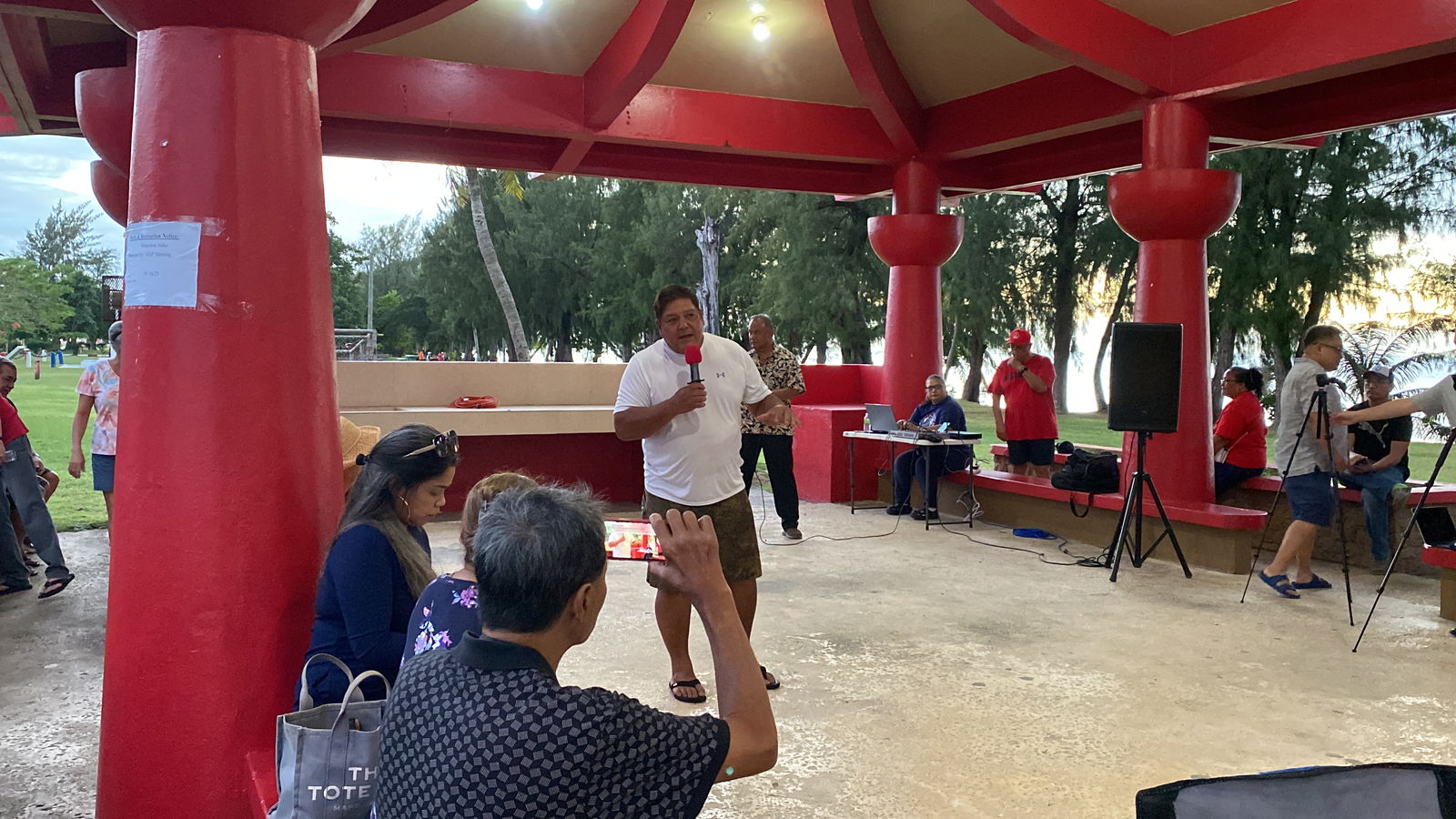 Former DLNR Secretary Tony Benevente delivers his remarks at the GOP meeting.