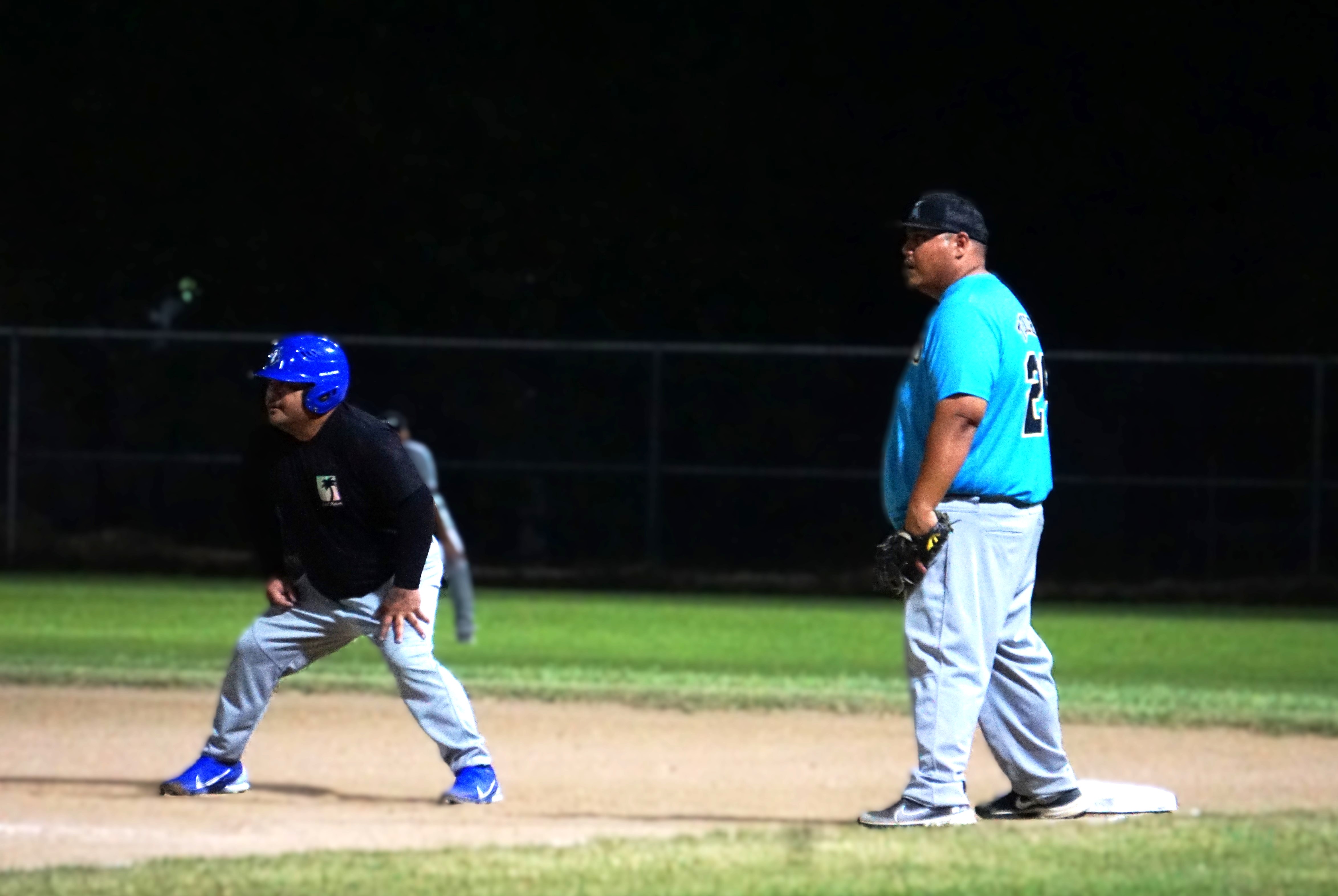 Marlins first baseman Shine Tenorio gets ready for a pick-off opportunity during a game of the 2024 SBL Masters League at the Francisco “Tan Ko” Palacios Baseball Field.