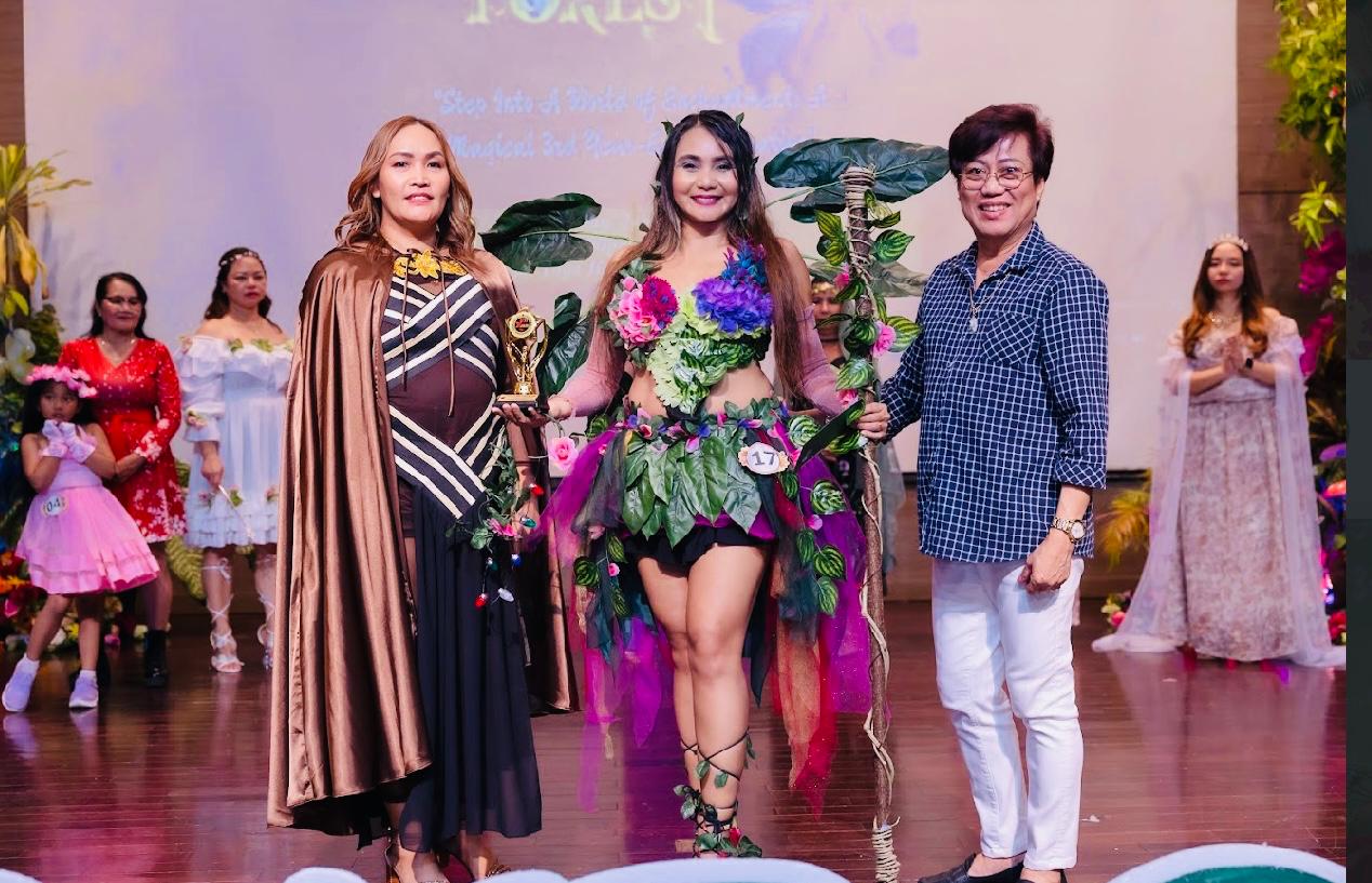 Jhoy Revilla, center, the Overall Stand Out for the Night awardee, poses for a photo with coach Mitch Olita and Eydie Quintana Uy.