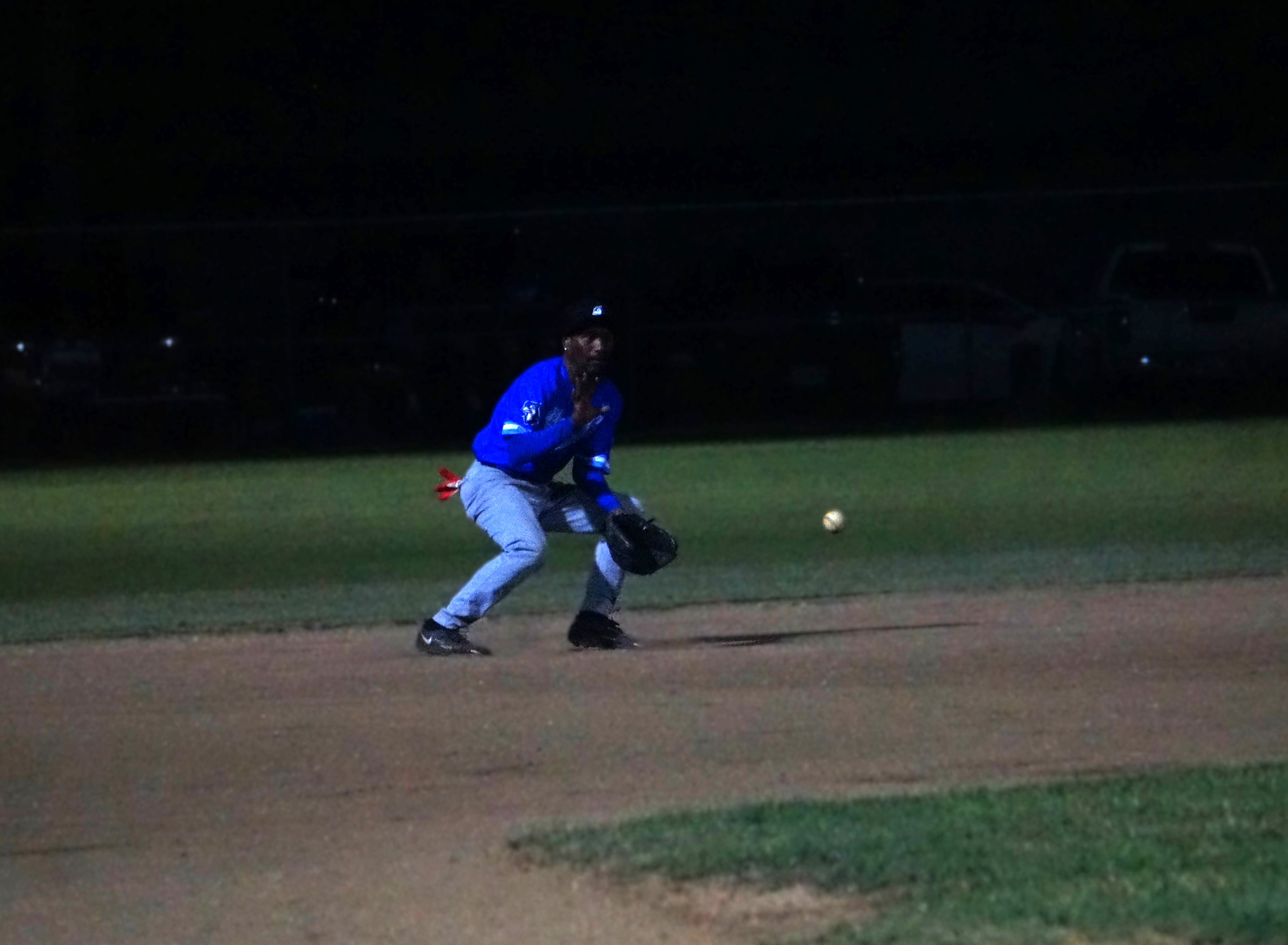 Blue Jays’ shortstop Shawn Matsutaro attempts to secure an incoming grounder during a playoff game against the Marlins in the 2024 SBL Masters League at the Francisco “Tan Ko” Palacios Baseball Field on Wednesday.