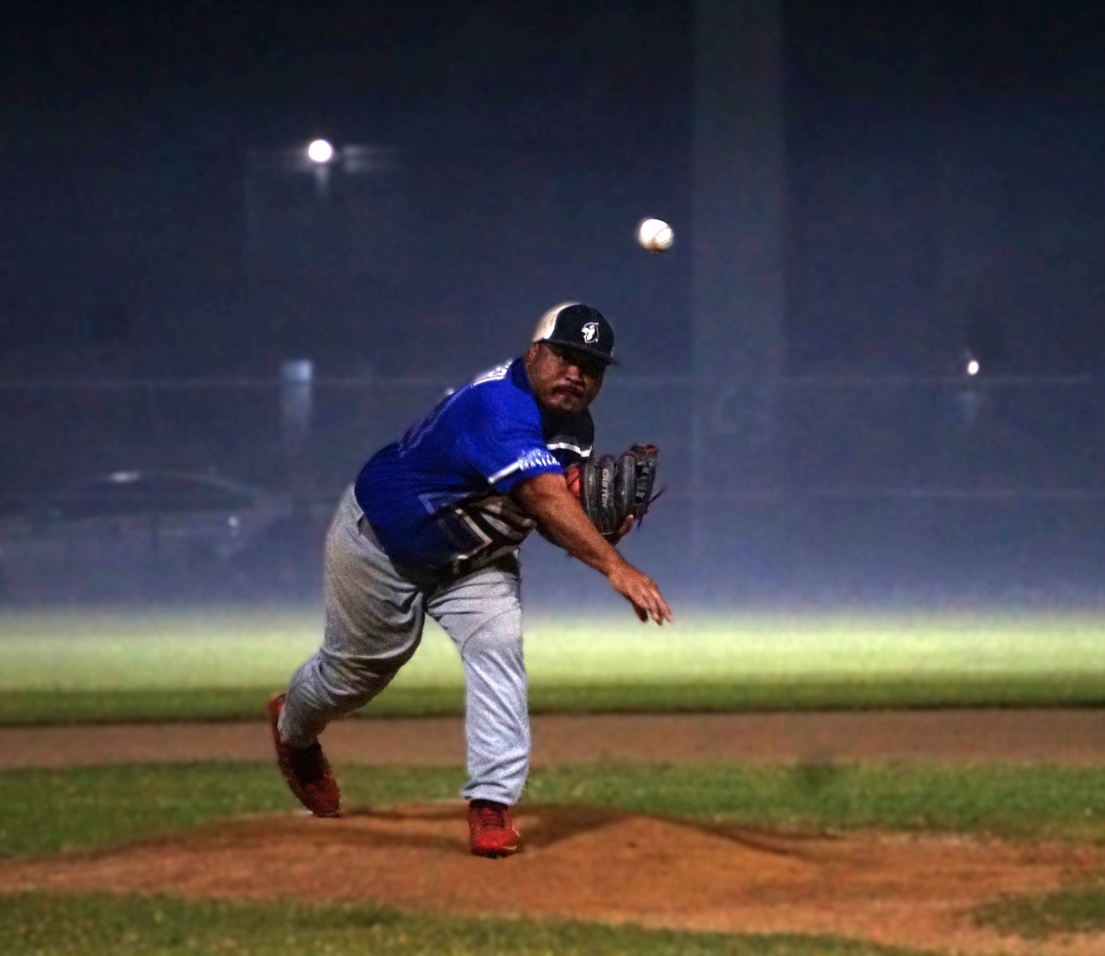 The Blue Jays’ Kevin Kapileo throws a pitch during a 2024 SBL Masters League game at the Francisco “Tan Ko” Palacios baseball field.