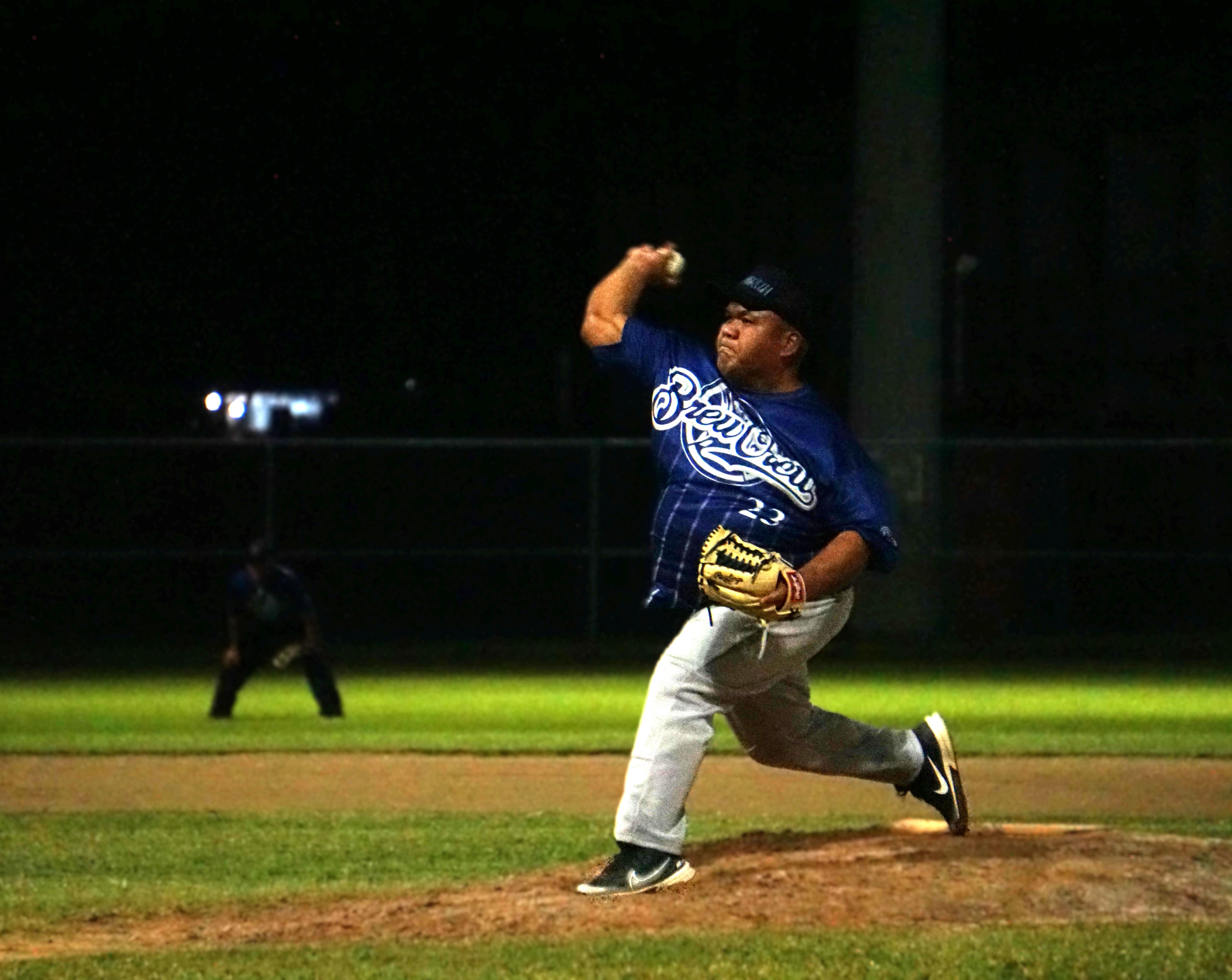 The Brewers’ Dennis Cabrera pitches against the Falcons in an SBL Masters League game at the Francisco “Tan Ko” Palacios Baseball Field.