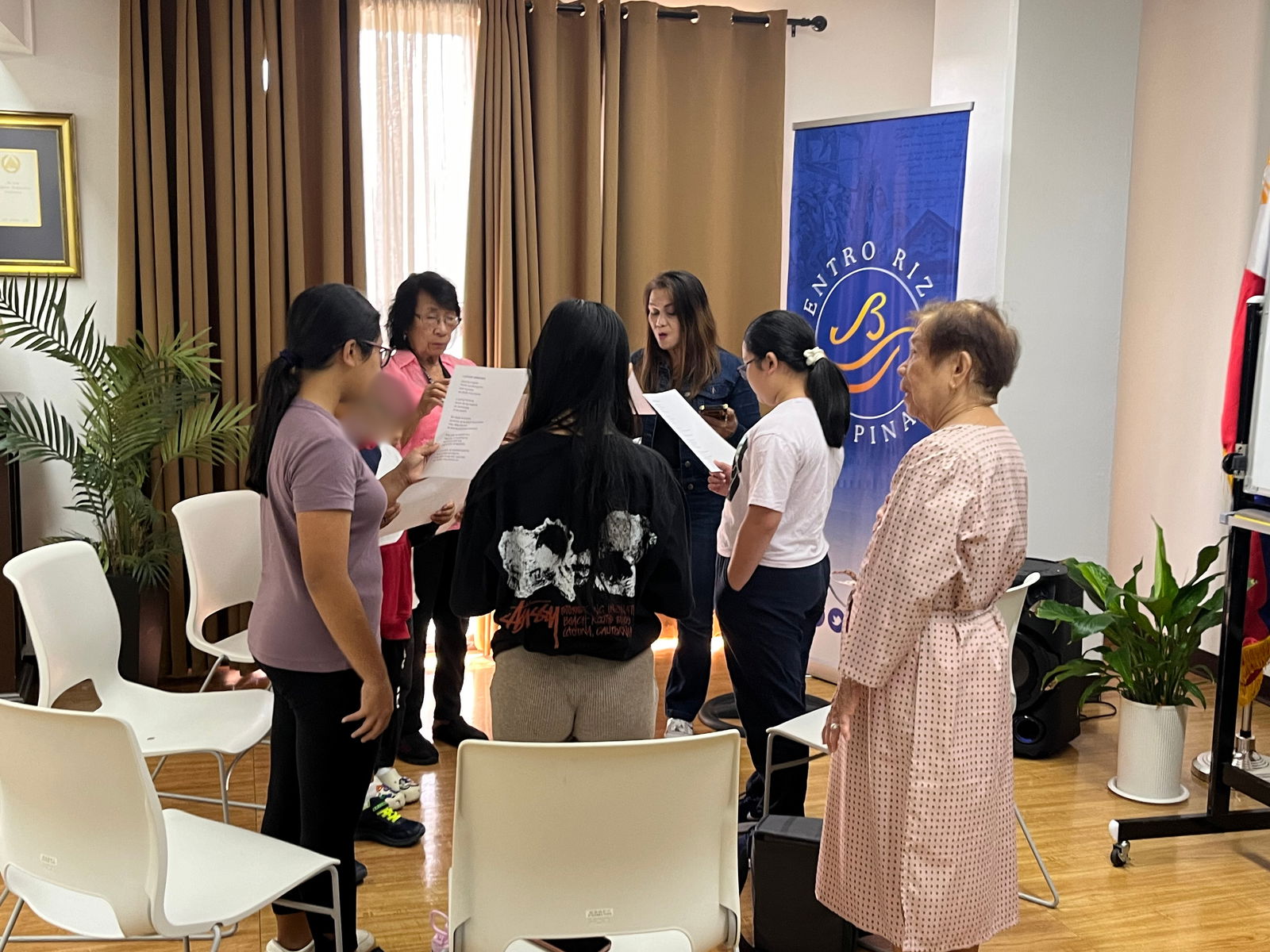 Teachers at Eskwelahang Munti ng Guam actively engage with their students, providing a curriculum that explores various facets of Filipino language and culture.