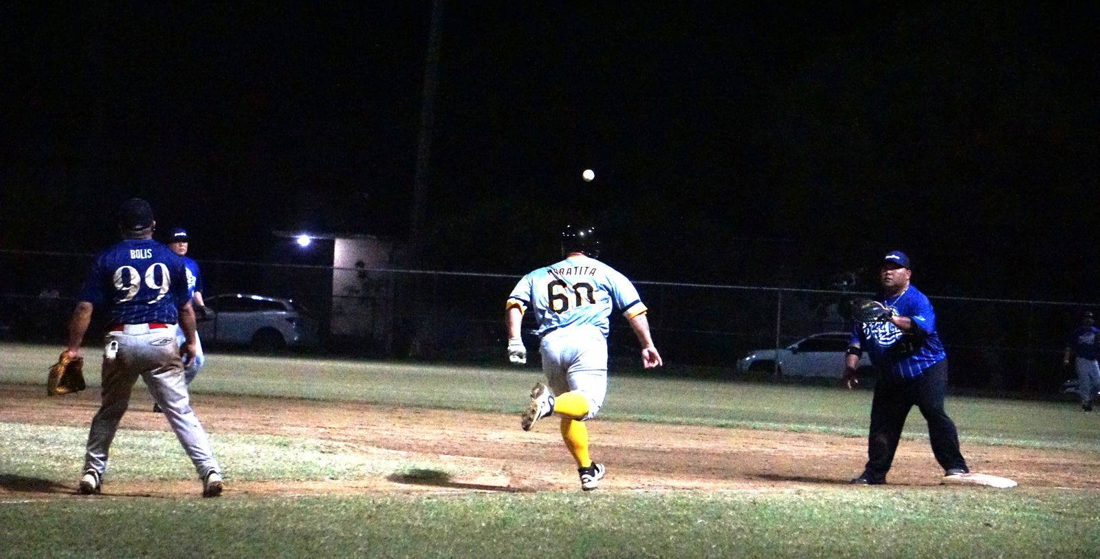 Brewers’ pitcher Dennis Cabrera throws to first baseman Manny Sablan to pick off Pirates’ Audie Maratita in game 2 of the SBL Masters League championship series at the Francisco “Tan Ko” Palacios Baseball Field on Wednesday night.