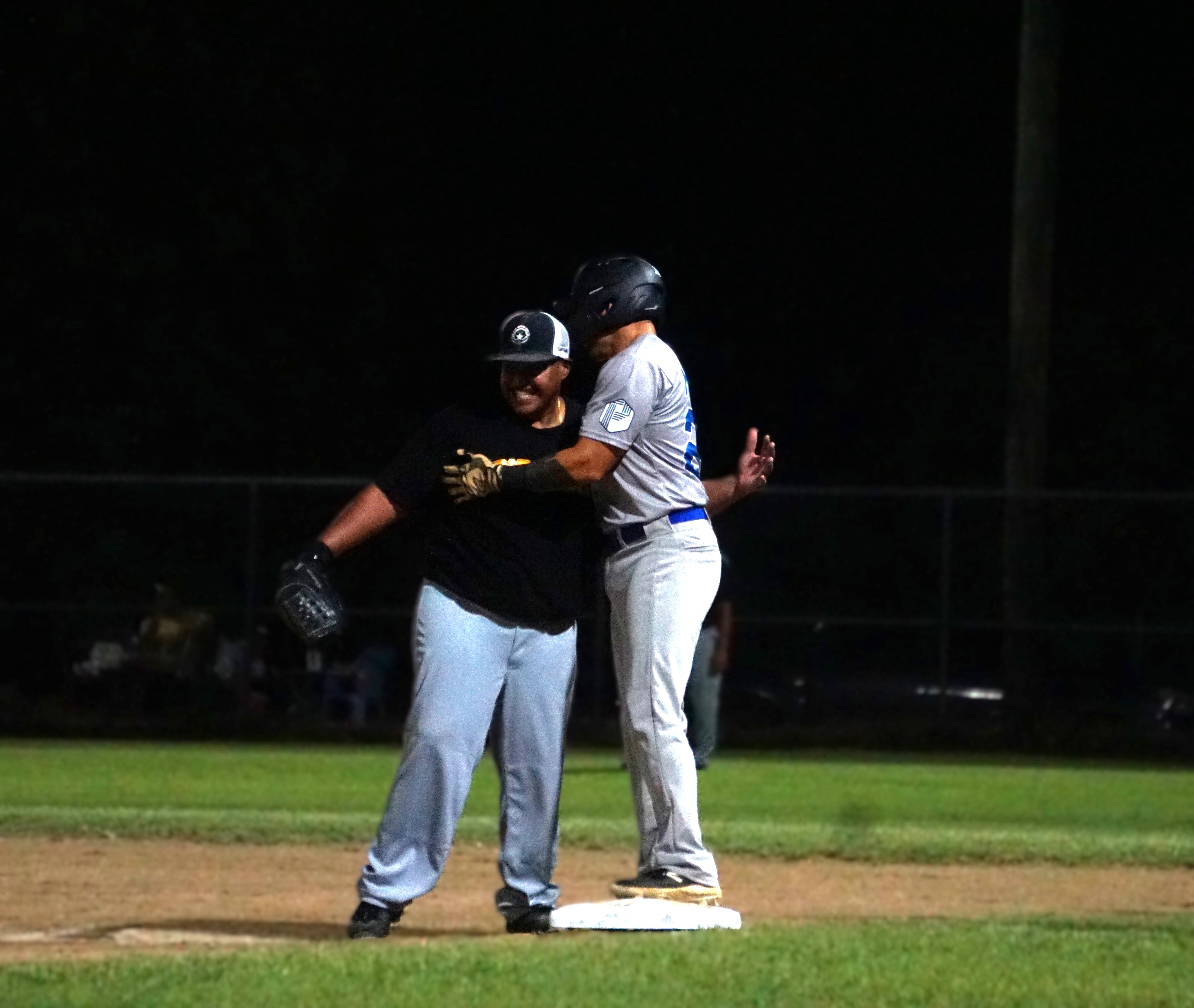 Pirates first baseman Jerry Guerrero and Dodgers’ Ed Manibusan greet each other in a show of sportsmanship during an SBL Masters League game at the Francisco “Tan Ko” Palacios Baseball Field.