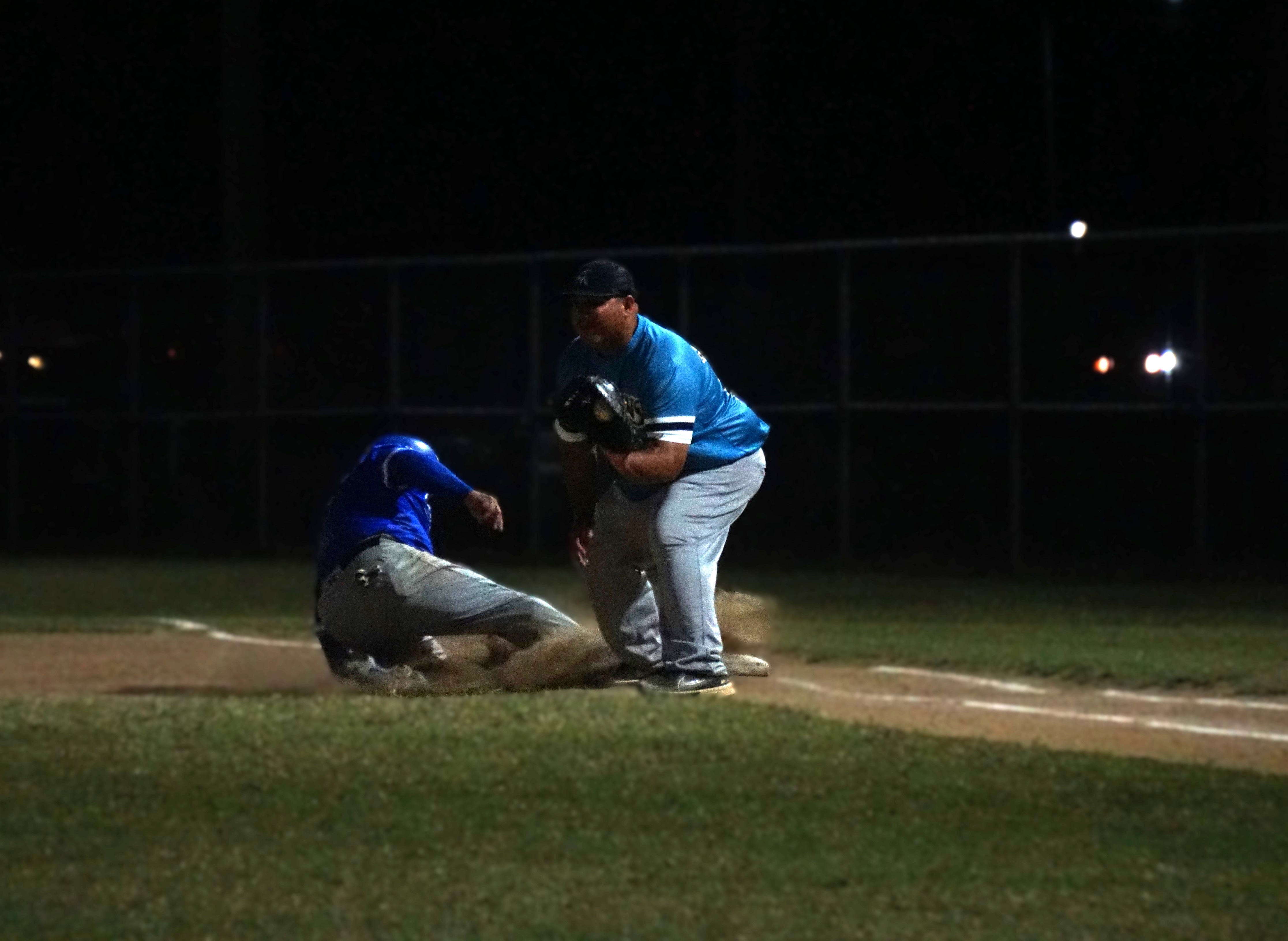 Blue Jays’ J-Boy Deleon Guerrero slides back to first base, beating Marlins’ first baseman Shine Tenorio in a pickoff attempt during a playoff game of the 2024 SBL Masters League at the Francisco “Tan Ko” Palacios Baseball Field on Wednesday.