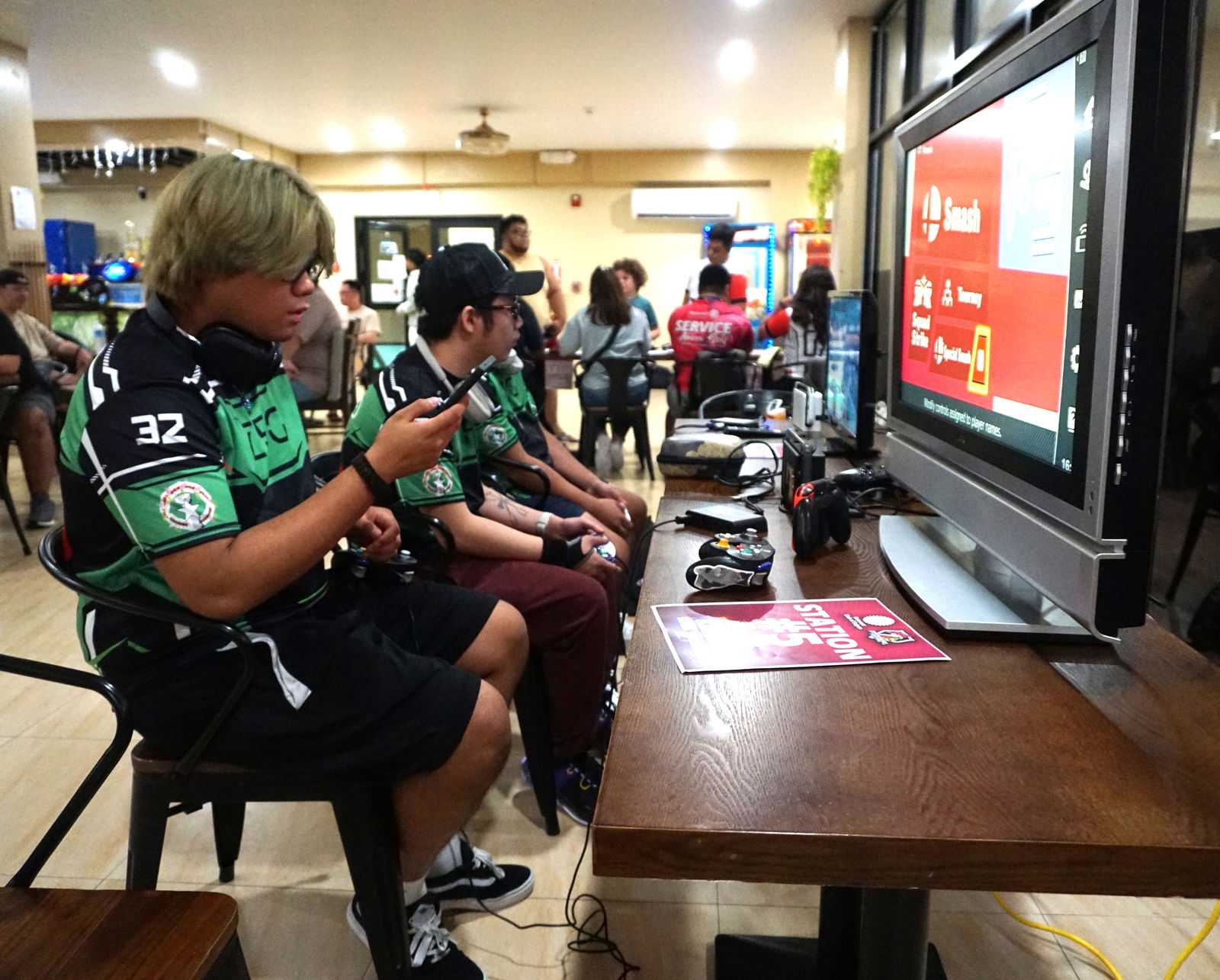 Team ZFG gamers wait for the start of the Rotaract Rumble Gaming Tournament Vol. 1 at Marv’s Kitchen on the second floor of Saipan Vegas.Photo by James F. Sablan Jr. 
