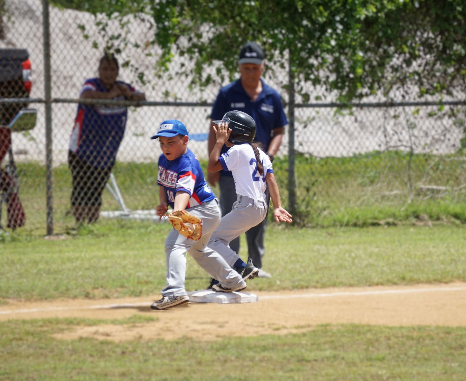 Ol’Aces third baseman Logan Jones catches the ball in an attempt to pick off a runner during their debut game against Falcons II in the Majors Division of the 2025 Saipan Little League Baseball held at the Miguel “Tan Ge” Pangelinan softball field on Saturday.Photo by James F. Sablan Jr.