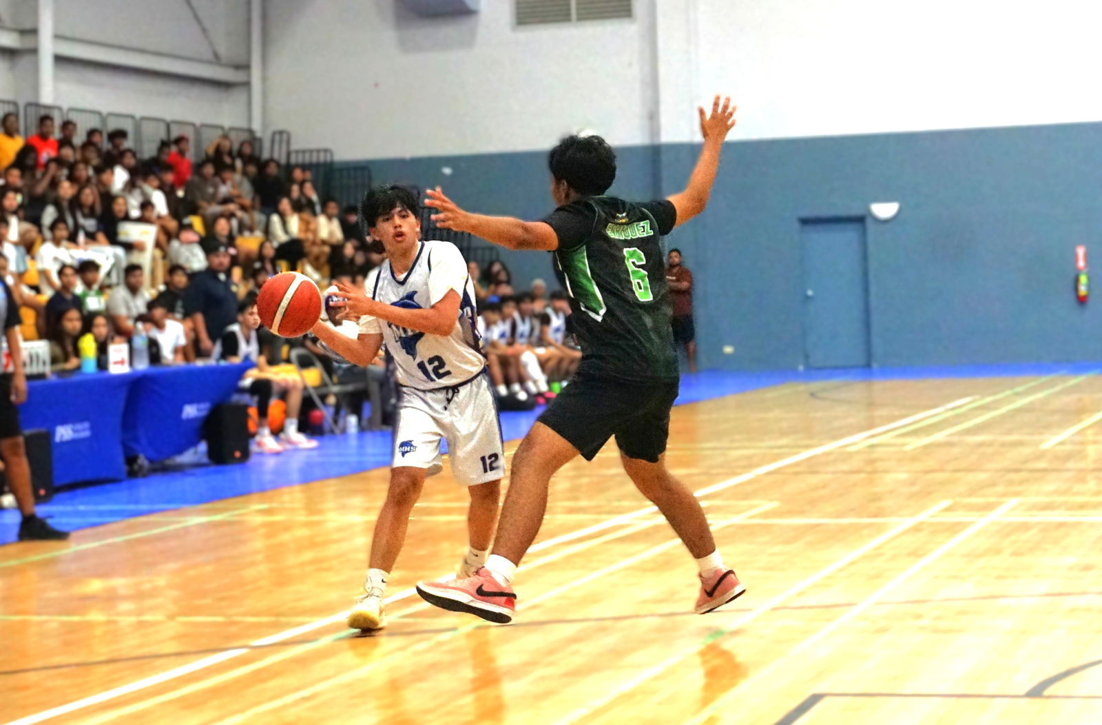 MHS’ Marc Tengco attempts a pocket pass during the title game against SSHS in the boys high school division of the PSS-NMIBF Interscholastic Basketball League SY24-25 at the Ada gym on Saturday.Photo by James F. Sablan Jr.