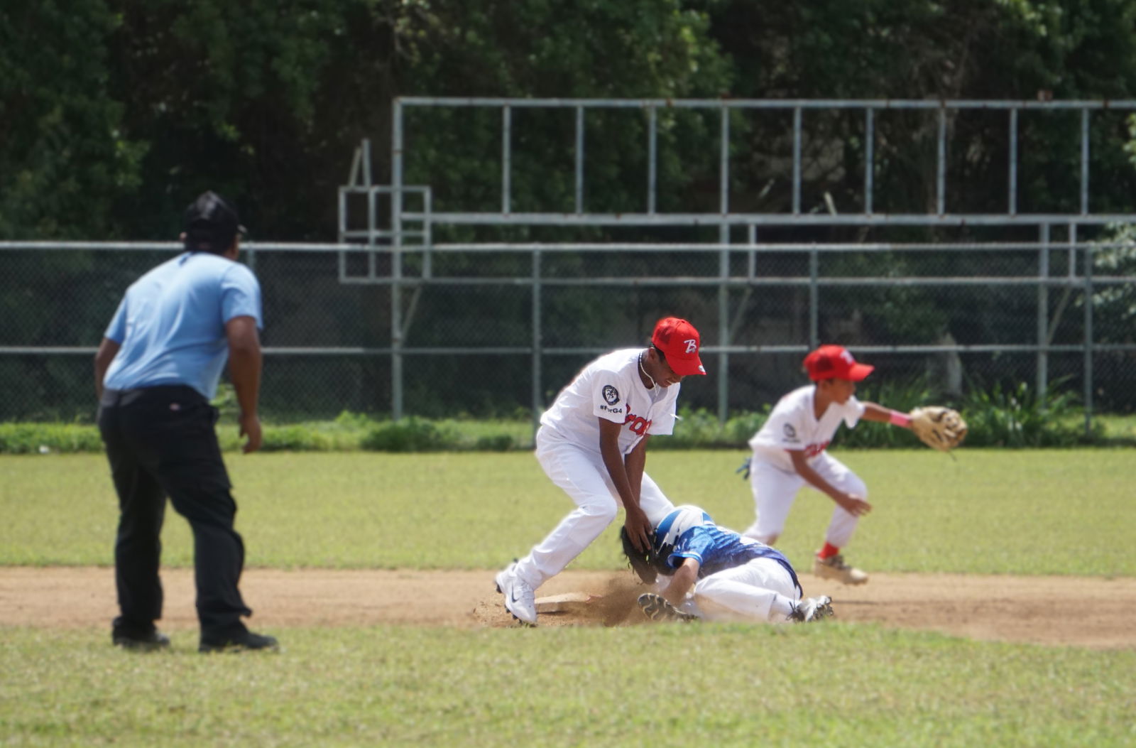 Braves Jr.’s Ziah Sablan beats a runner for the pickoff during a junior division game of the 2025 Saipan Little League Baseball at the Francisco "Tan Ko" Palacios Baseball Field.Photo by James F. Sablan Jr.