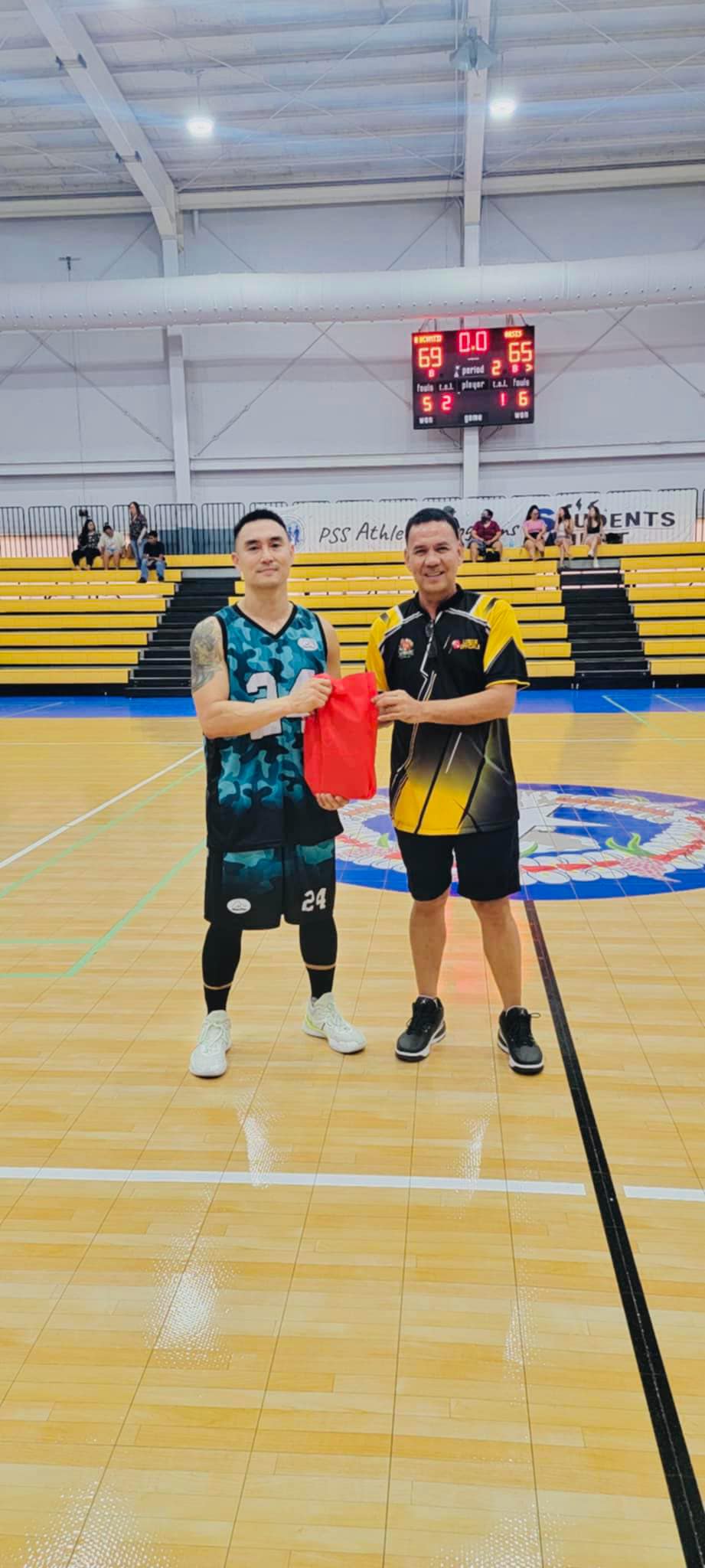 A+ Consulting’s Alex Lauron receives the Best Deal's Best Play of the Game Award from League Commissioner Bernie Abuen after  A+ Consulting's victory in the masters division of 17th IT&E-United Filipino Organization Basketball League at the Gilbert C. Ada Gymnasium on Sunday.Contributed photo