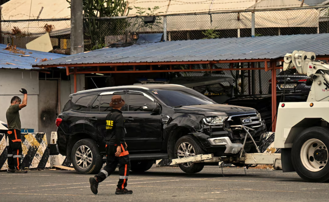 Airport personnel tow a vehicle that crashed into the entrance of Ninoy Aquino International Airport Terminal 1, and killed multiple people, in Parañaque City, Metro Manila, the Philippines, May 4, 2025.REUTERS