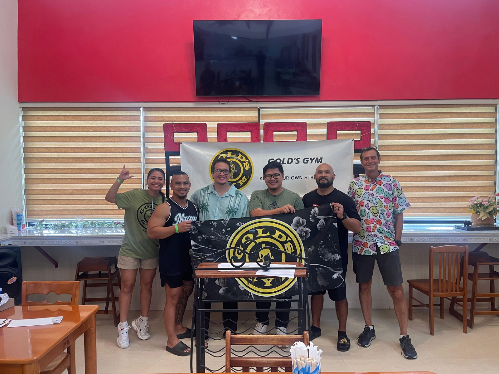 Men 30-39 winners Jeff Bahillo, Kai Aldan, Israel Laqueo, Patrick Tudela with Gold’s Gym’s Tyce Mister and Michelle Masga.