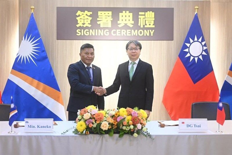 Director-General of Taiwan’s National Security Bureau, Tsai Ming-yen, right, and Marshall Islands Minister of Foreign Affairs and Trade, Kalani Kaneko signed a Letter of Intent on June 4, 2025 to strengthen the security partnership between Taiwan and the Marshall Islands.Photo courtesy of NSB