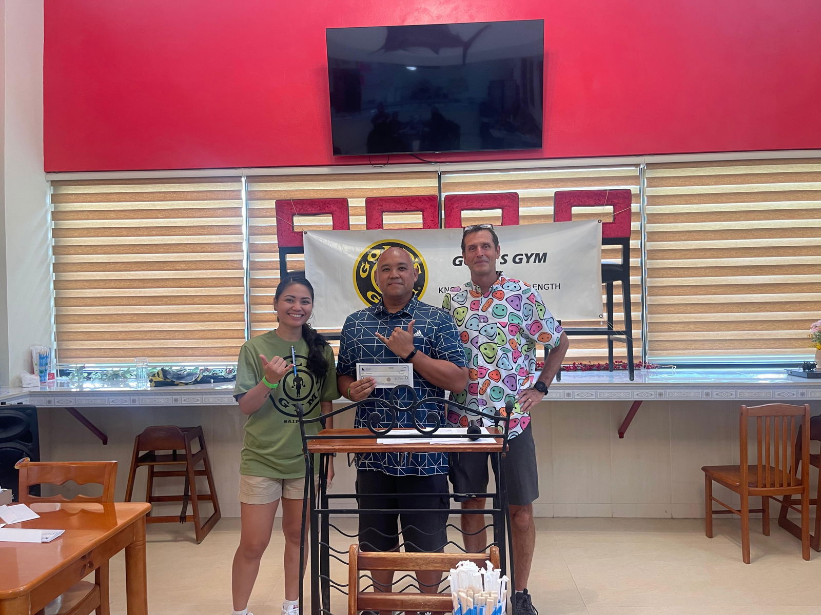 Men 40-49 winner Ronnel Mostales with Gold’s Gym’s Tyce Mister and Michelle Masga.