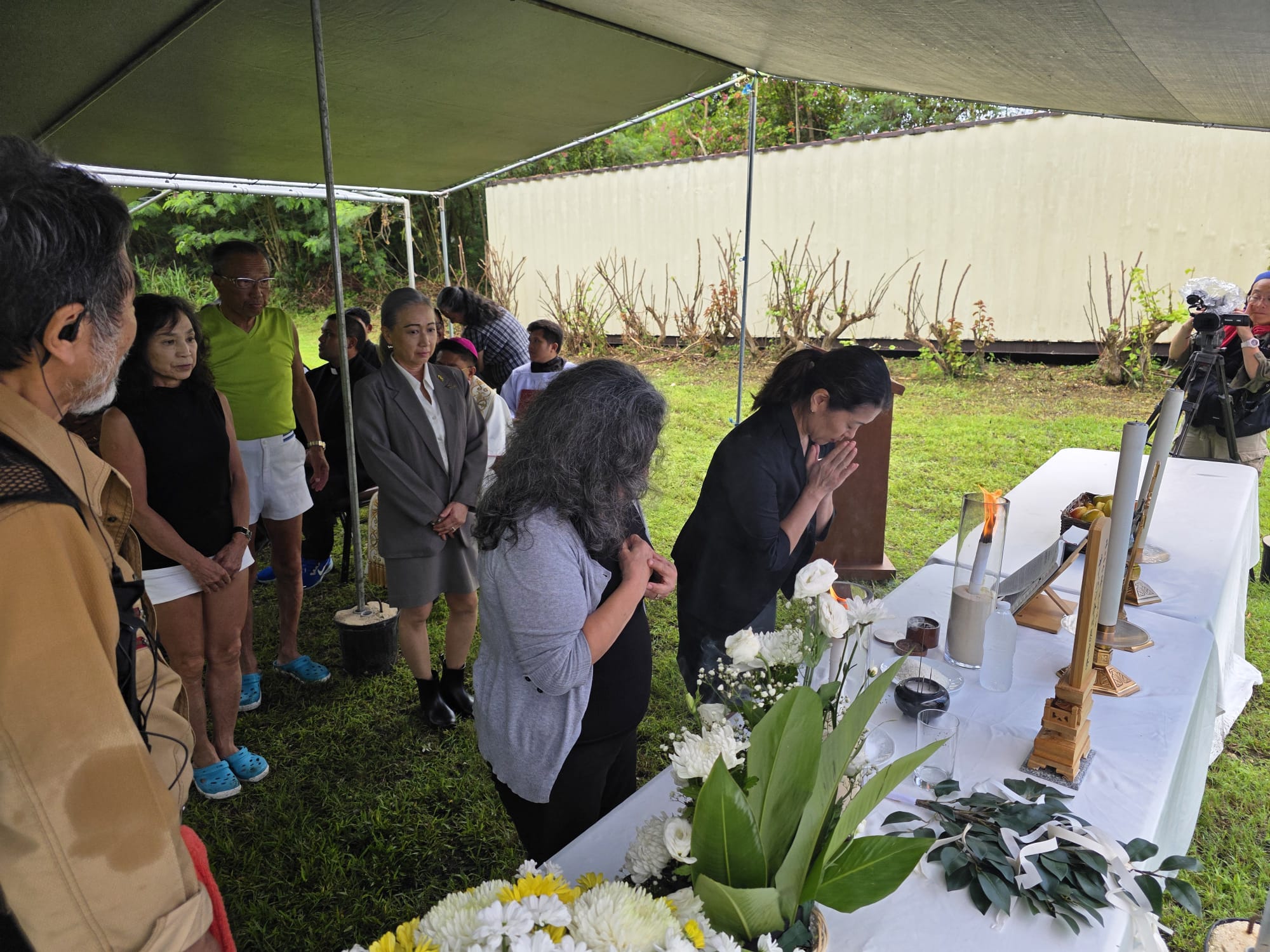 Japanese and community members pay respect during joint memorial service held on Monday for military personnel who died on the island during World War II.Photo by Bryan Manabat