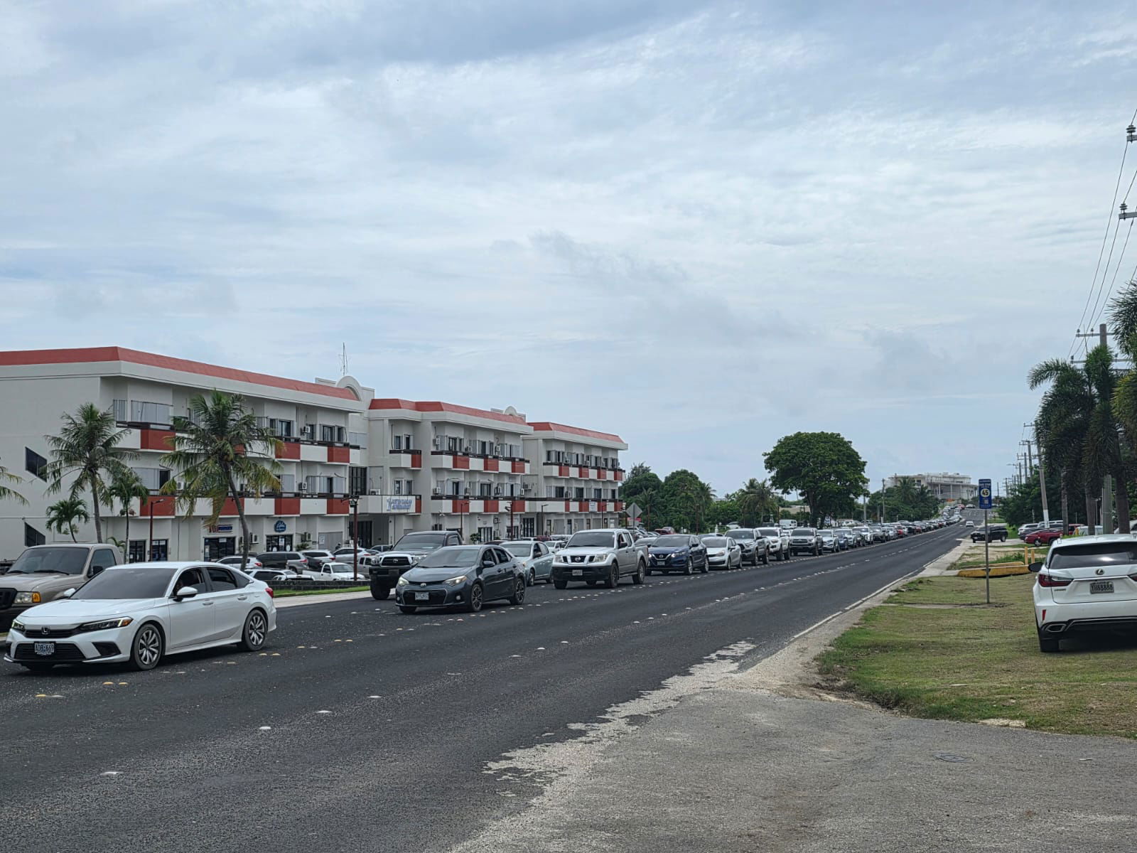 Vehicles head to higher ground on Isa Drive around 2 p.m. Wednesday.Photo by Bryan Manabat