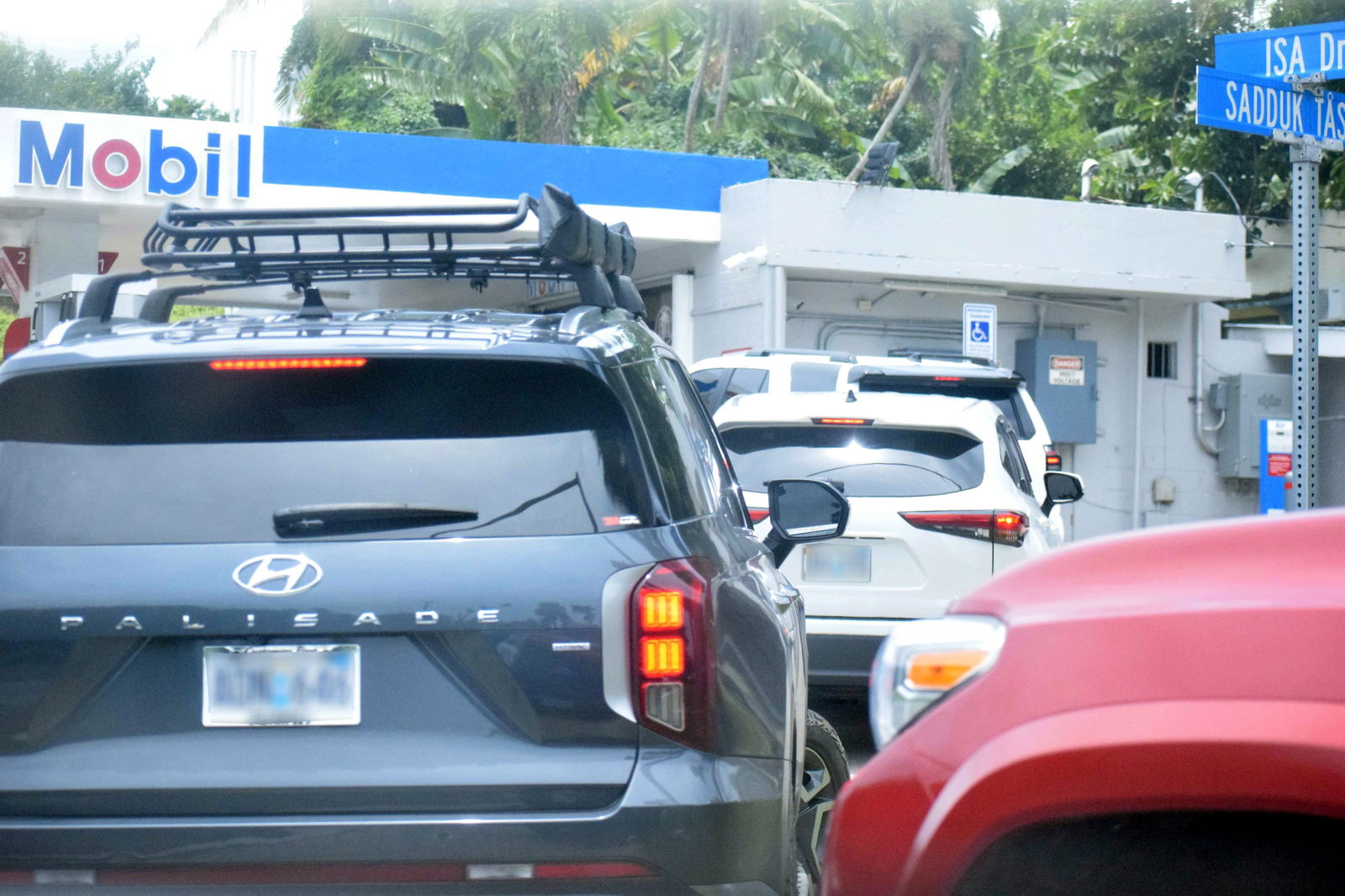 Vehicles line up at the Mobil Oil gas station in Sadog Tasi following Wednesday’s tsunami advisory.Photo by Emmanuel T. Erediano