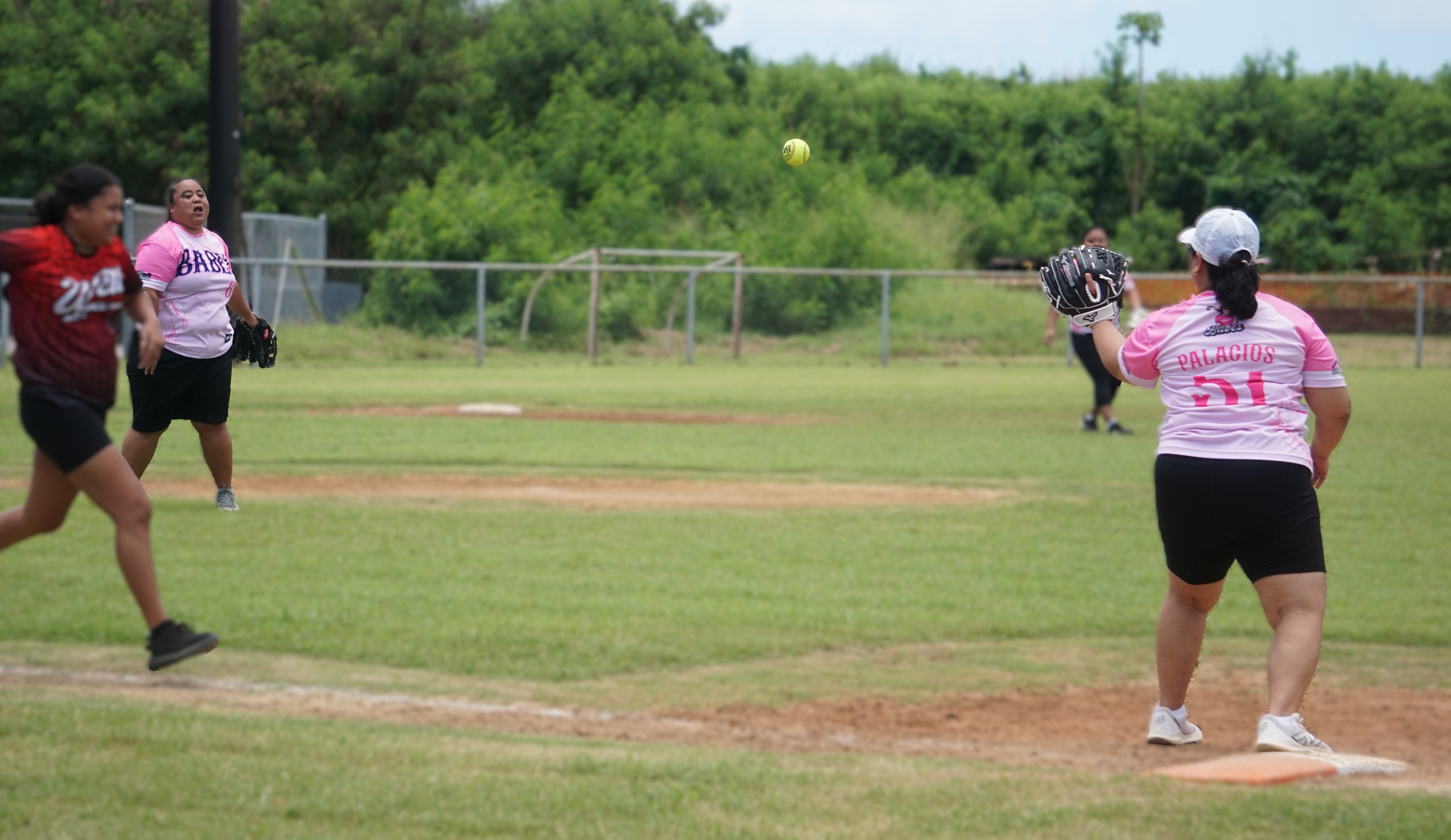 670 Magas Babes’ pitcher Janice Celis throws to first baseman Jenn Palacios for a successful pickoff during a playoff game against Wettz in the women’s division of the 2025 Budweiser Belau Amateur Softball League at the Dandan ball field on Sunday.