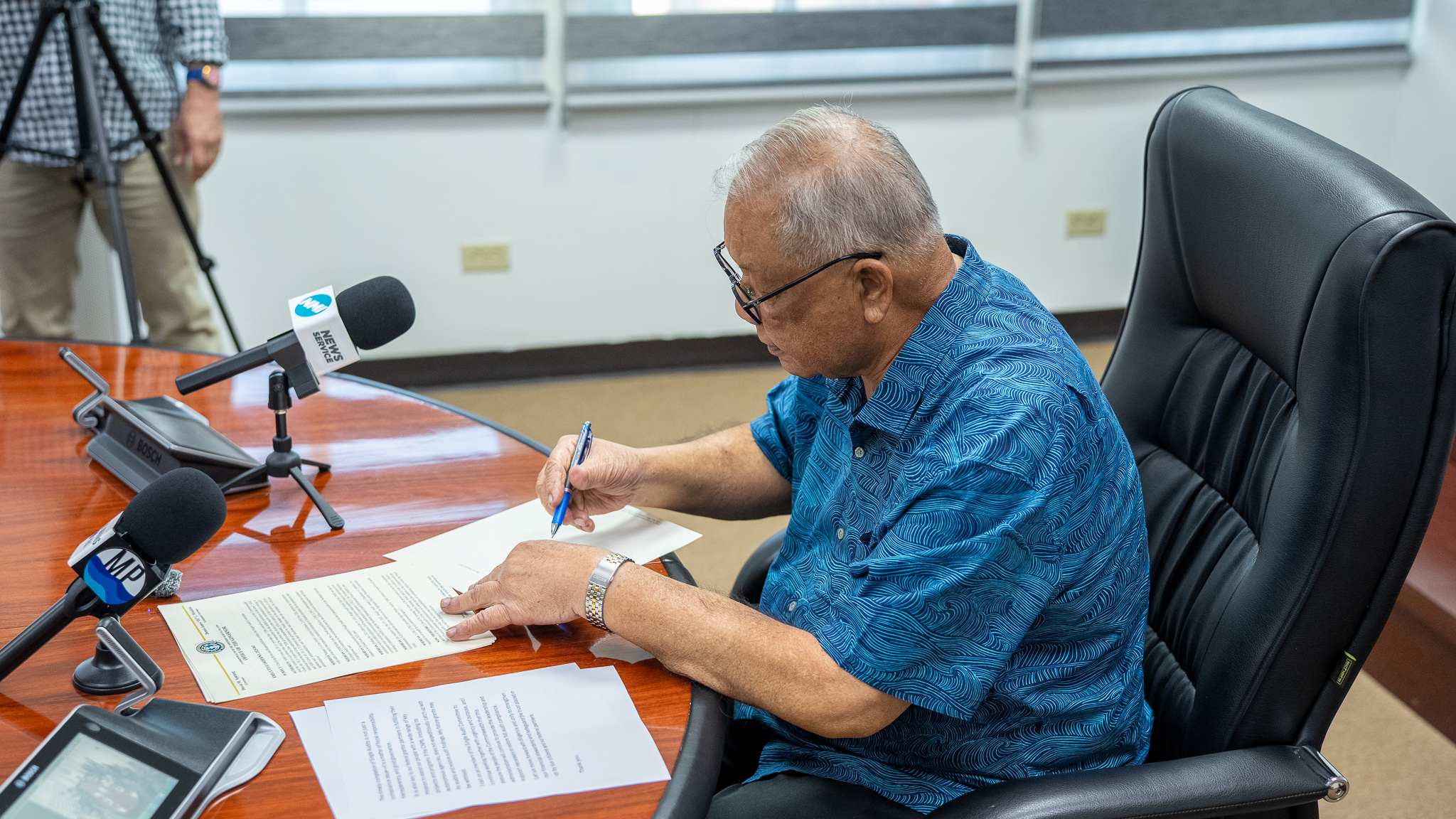 Gov. David M. Apatang signs Executive Order 2025-003, creating the Commonwealth Single Audit Committee, in the governor’s conference room on Capital Hill, Thursday.Office of the Governor photo