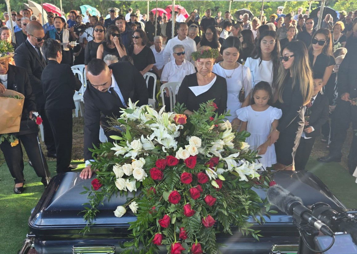 At the Marpi cemetery, First Lady Wella Palacios and her children bid their final farewell to Gov. Arnold I. Palacios.
