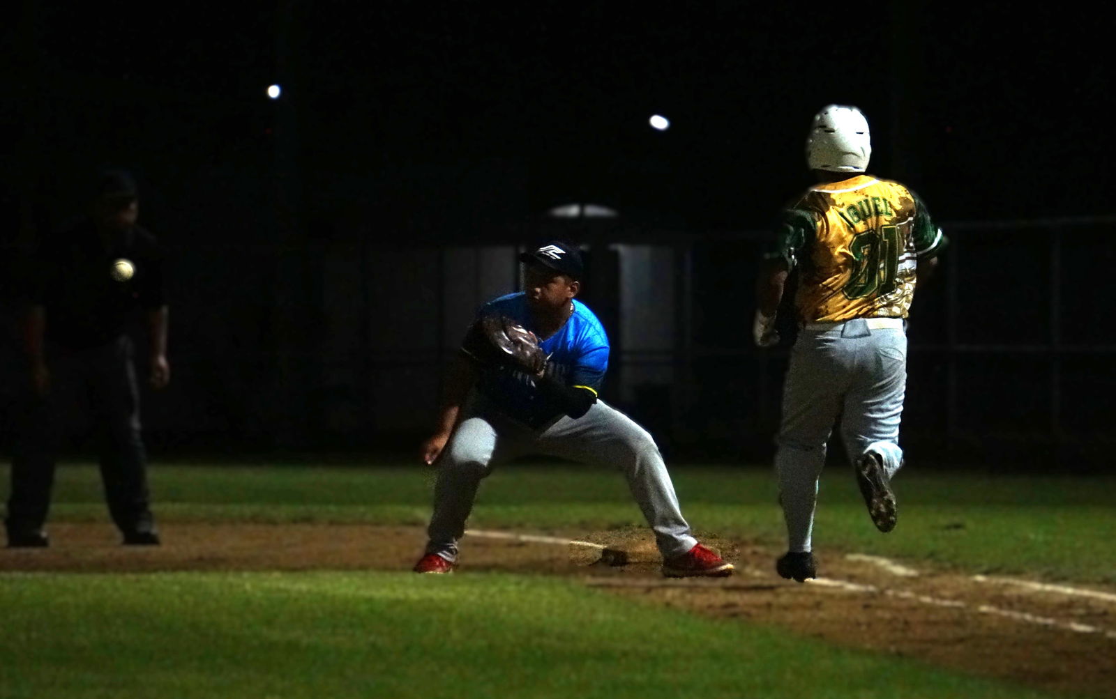 Bandits' Lamarc Iguel beats Akkari's attempted pick off at first base during a Saipan Baseball League game at the Francisco "Tan Ko" Palacios Baseball Field on Wednesday night.